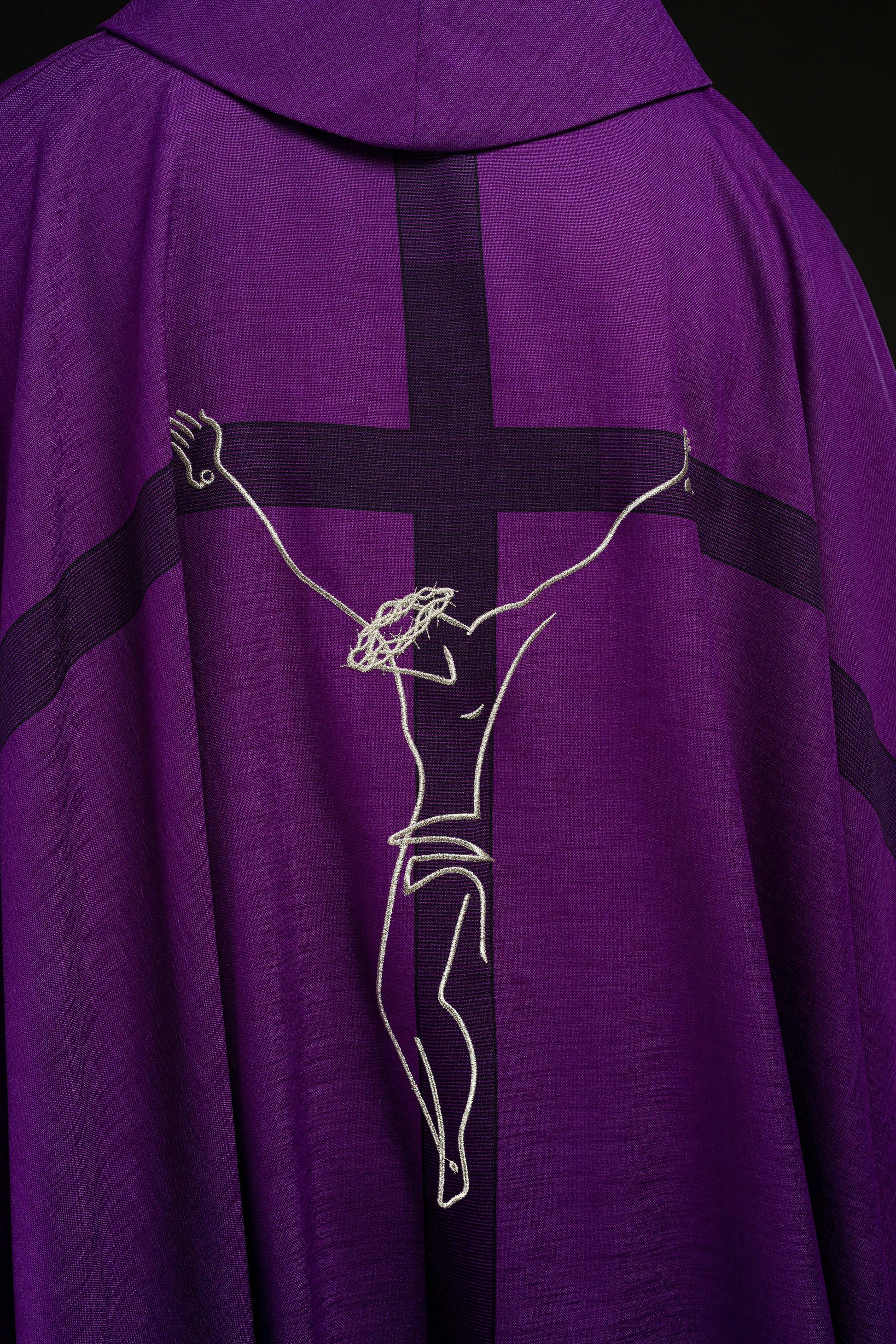Ornat mit Jesus-Motiv am Kreuz in violett