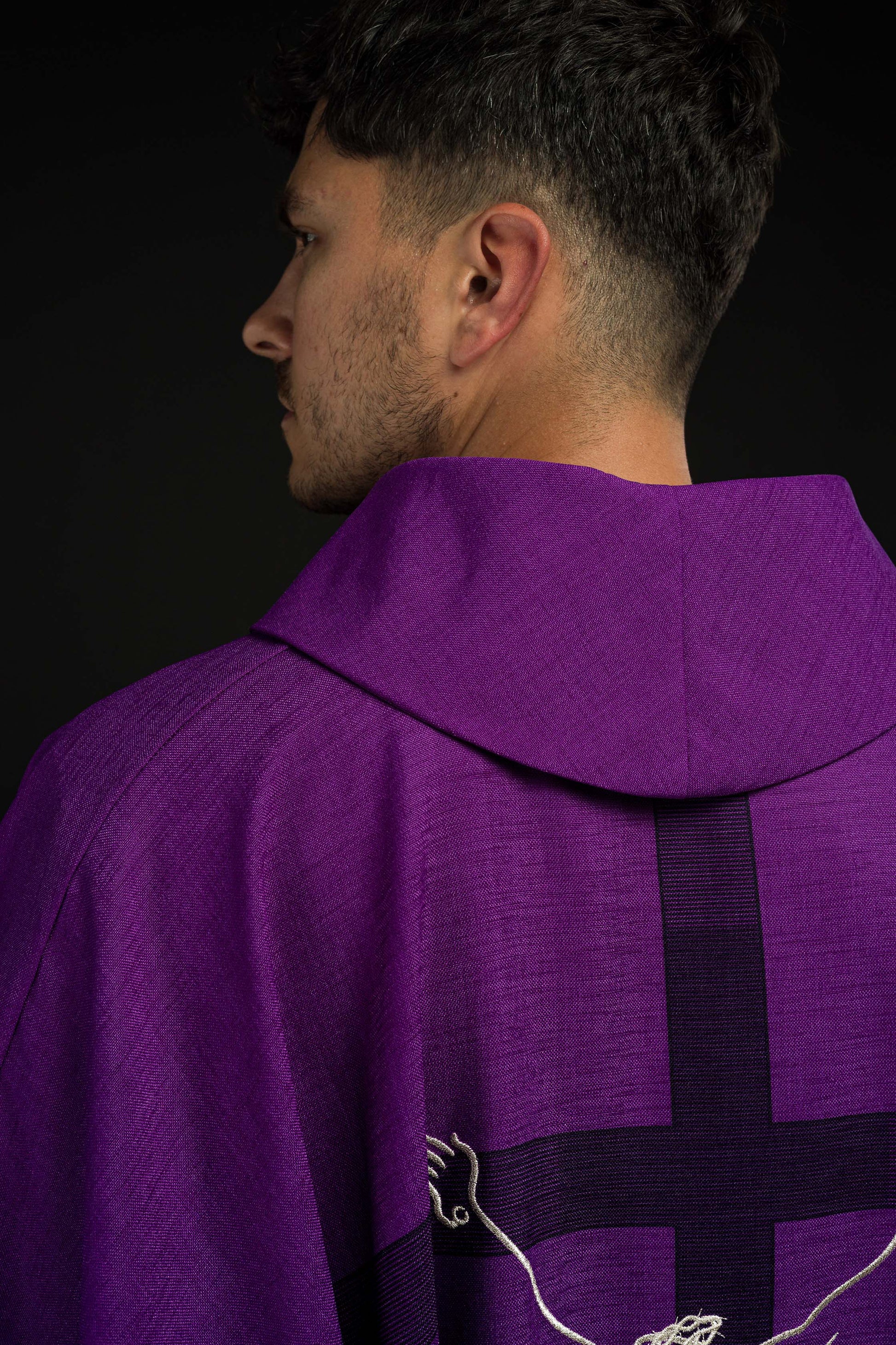 Ornat mit Jesus-Motiv am Kreuz in violett