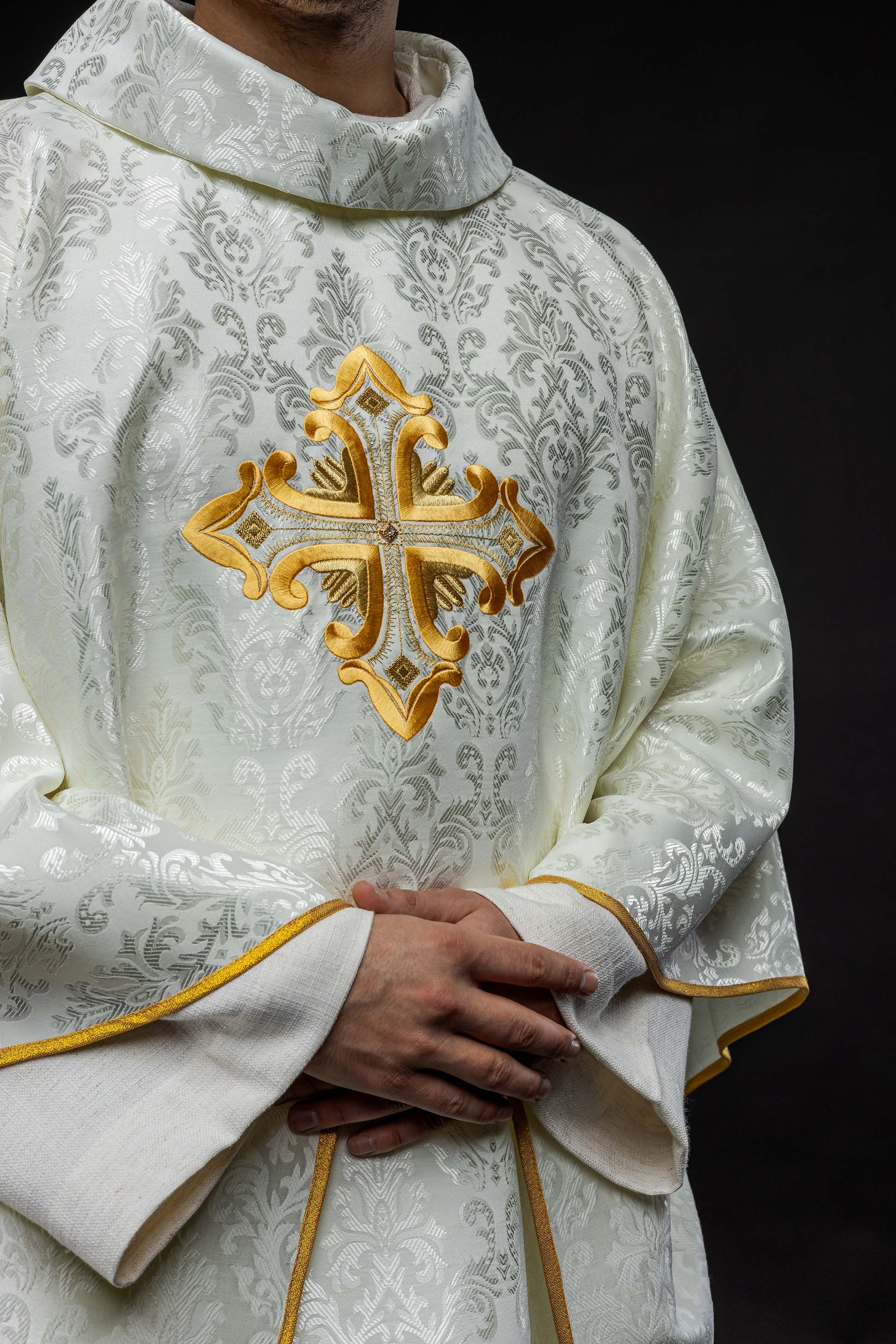 Messgewand in Ecru mit Kreuz aus gemustertem Stoff