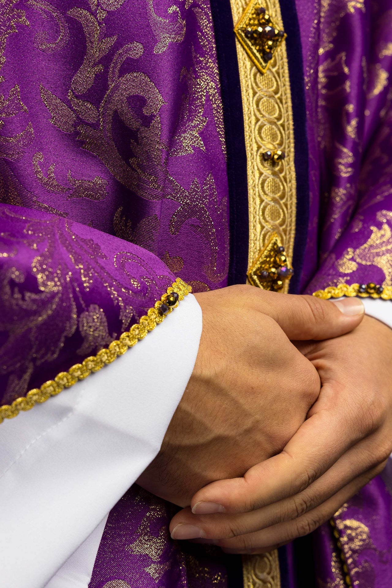 Handgefertigte Kasel mit natürlichen Steinen – Handmade 7003