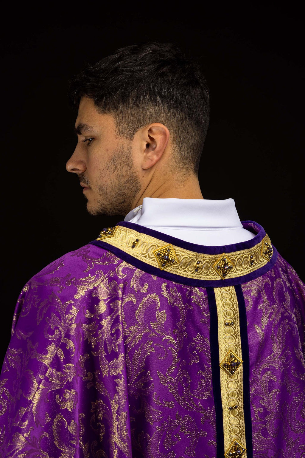 Handgefertigte Kasel mit natürlichen Steinen – Handmade 7003