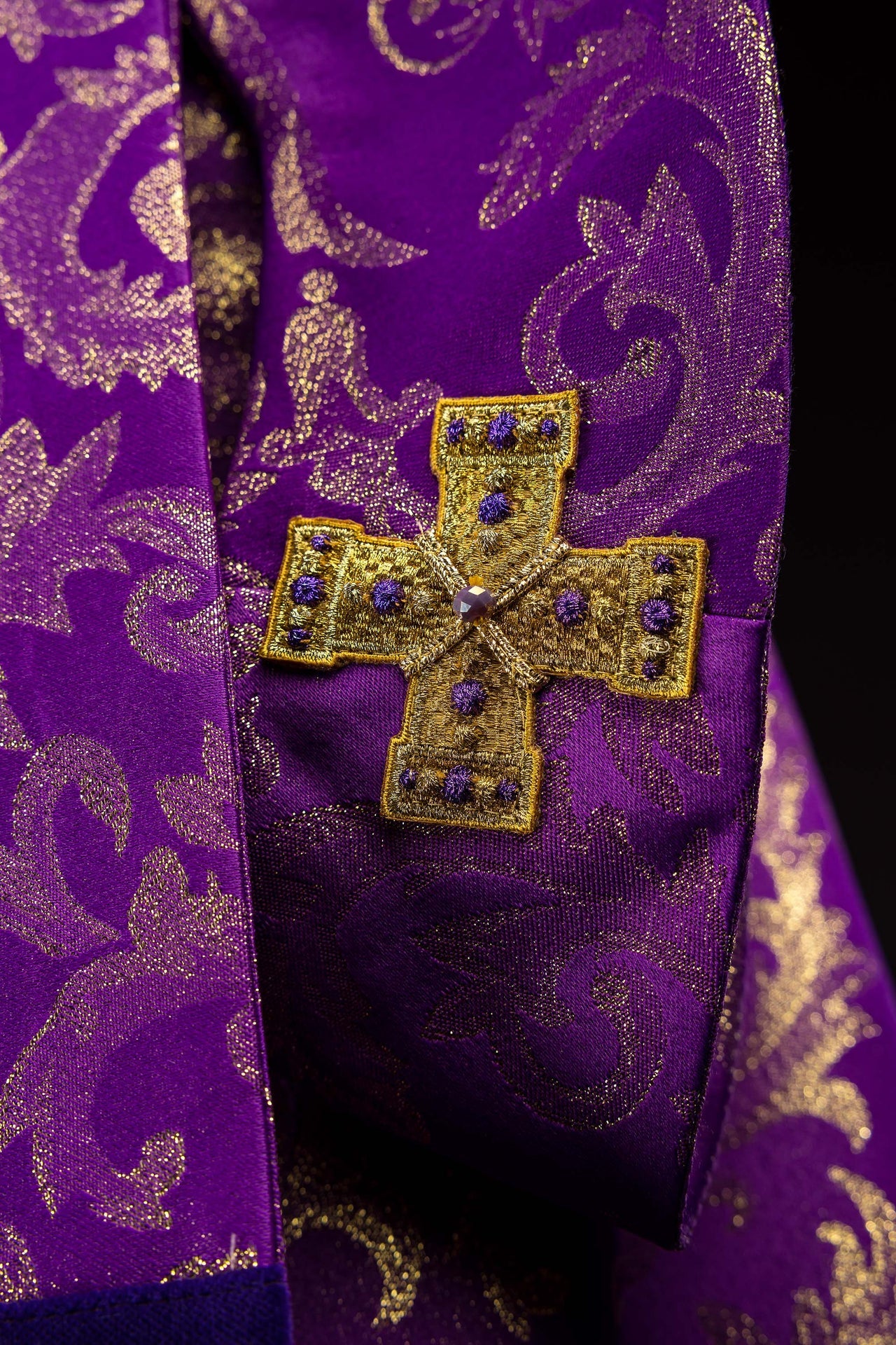 Handgefertigte Kasel mit natürlichen Steinen – Handmade 7003