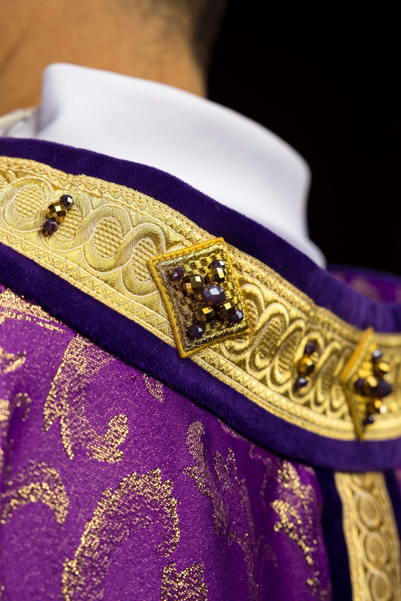 Handgefertigte Kasel mit natürlichen Steinen – Handmade 7003