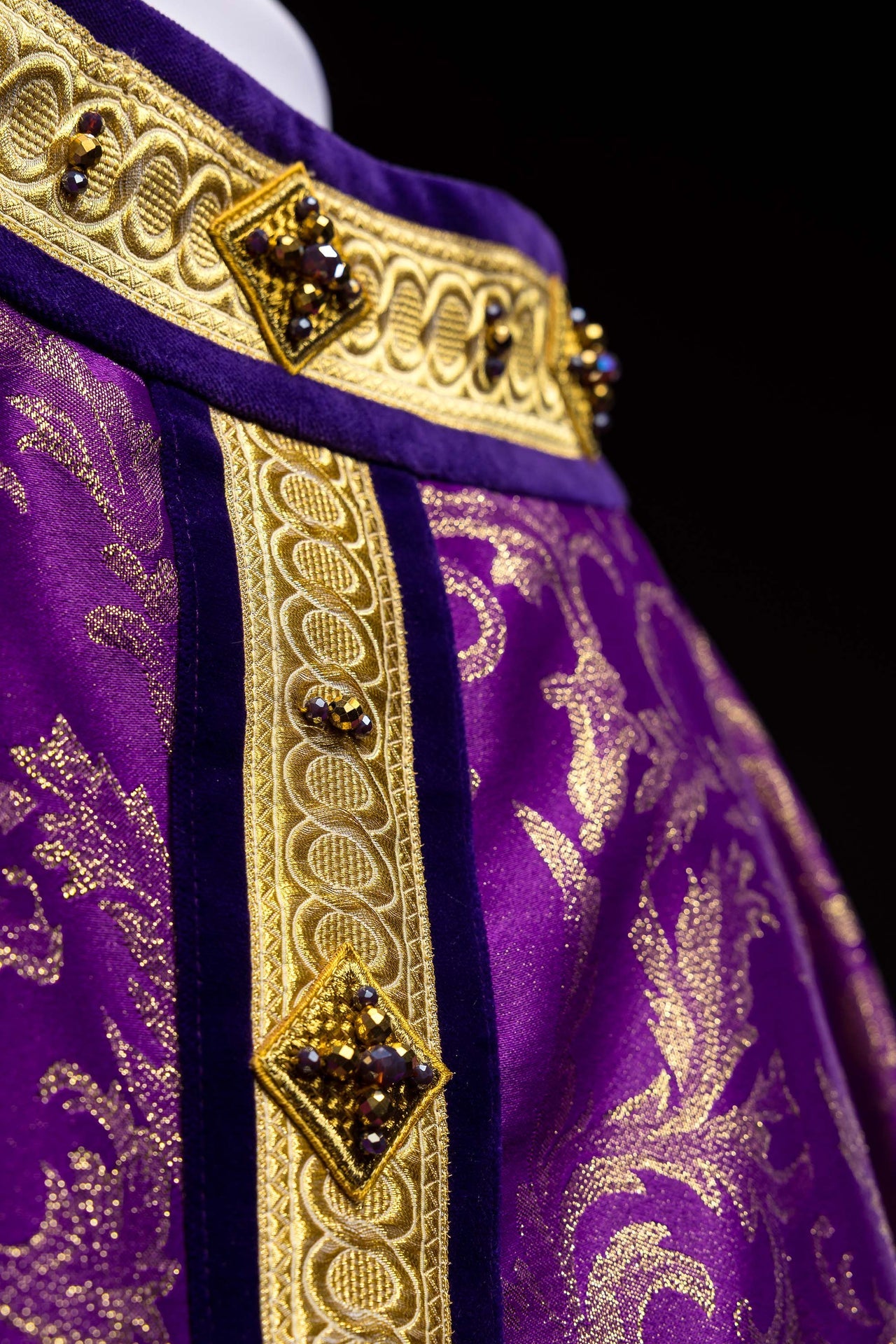 Handgefertigte Kasel mit natürlichen Steinen – Handmade 7003