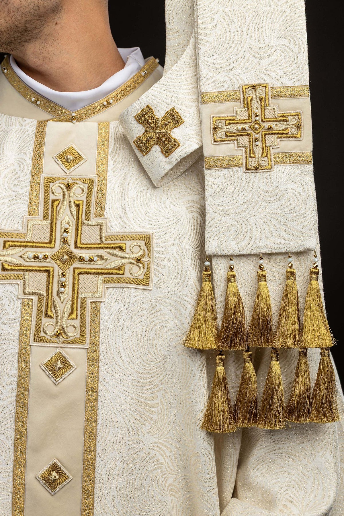 Handgefertigtes Messgewand mit Kreuzstickerei und Priesterstola 7012