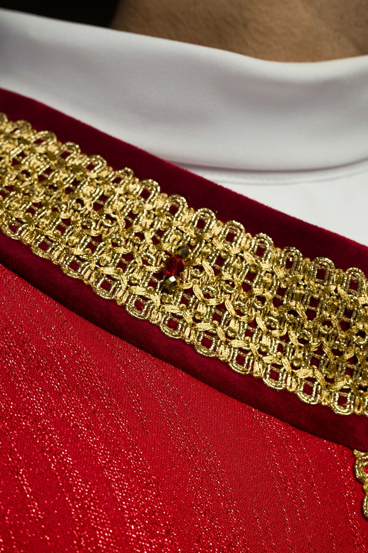 Ręcznie wykonany ornat z naturalnymi kamieniami Handmade 7015 Czerwony - ORNATY.PL