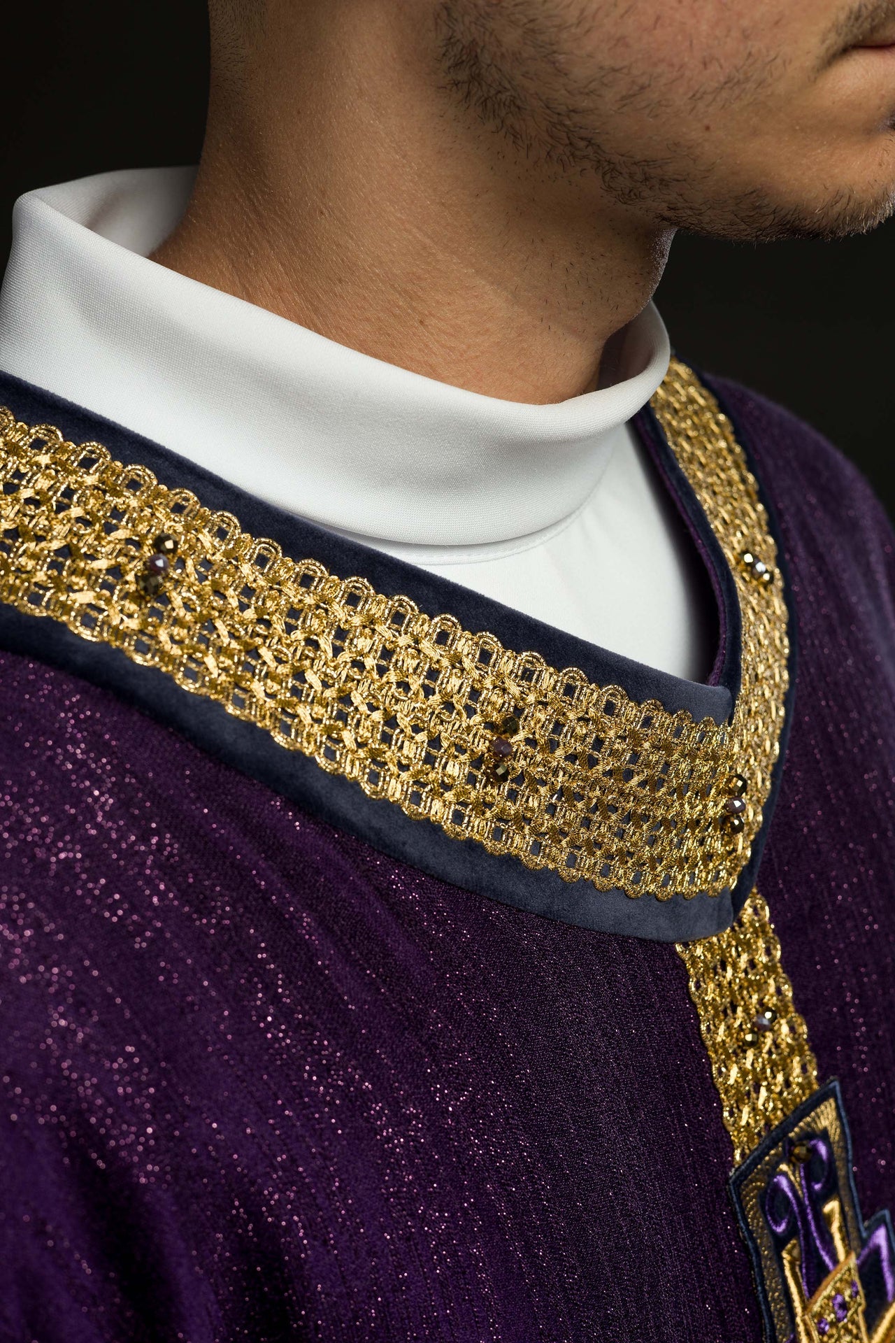 Ręcznie wykonany ornat z naturalnymi kamieniami Handmade 7015 Fioletowy - ORNATY.PL