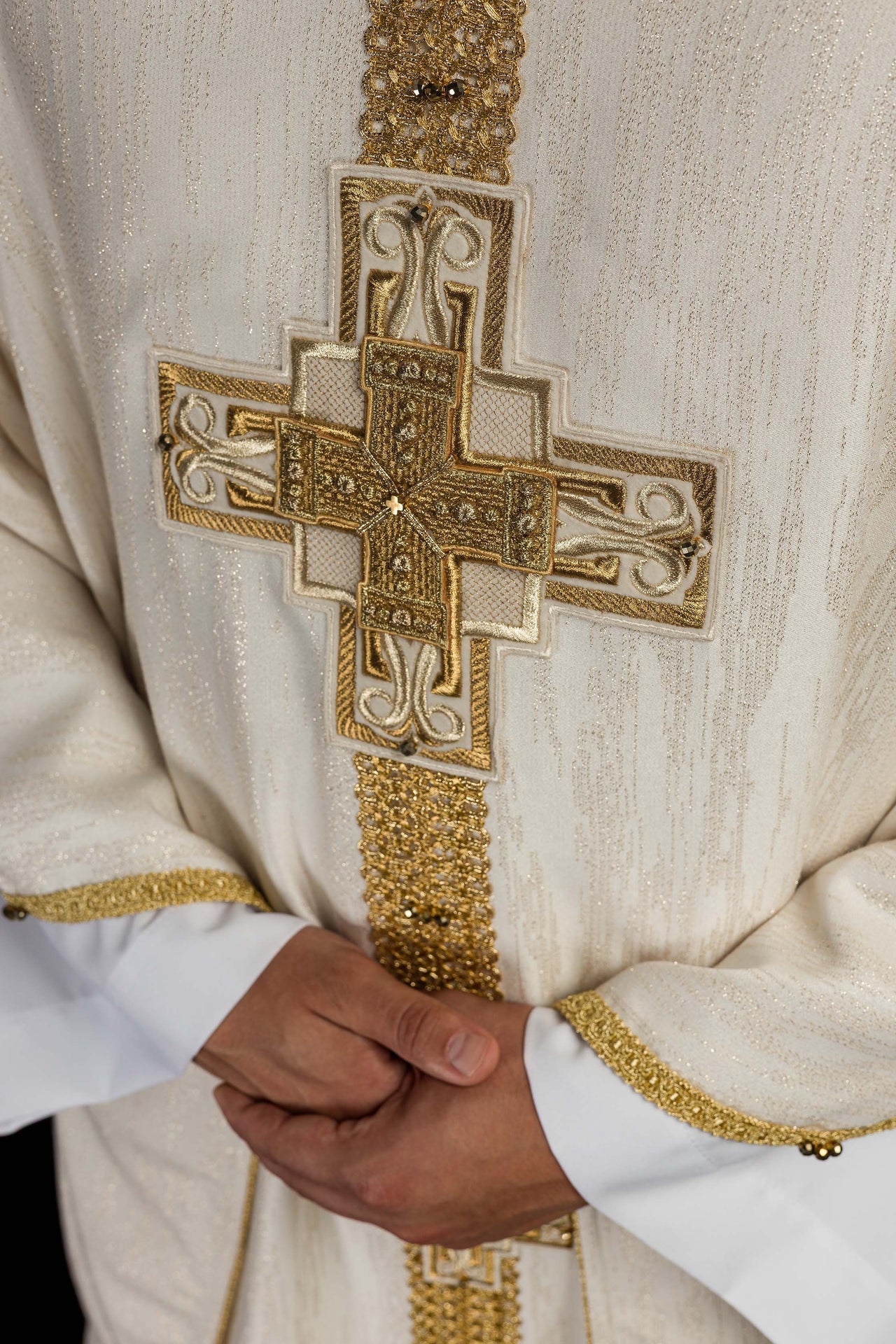 Ręcznie wykonany ornat z naturalnymi kamieniami Handmade 7015 Ecru - ORNATY.PL