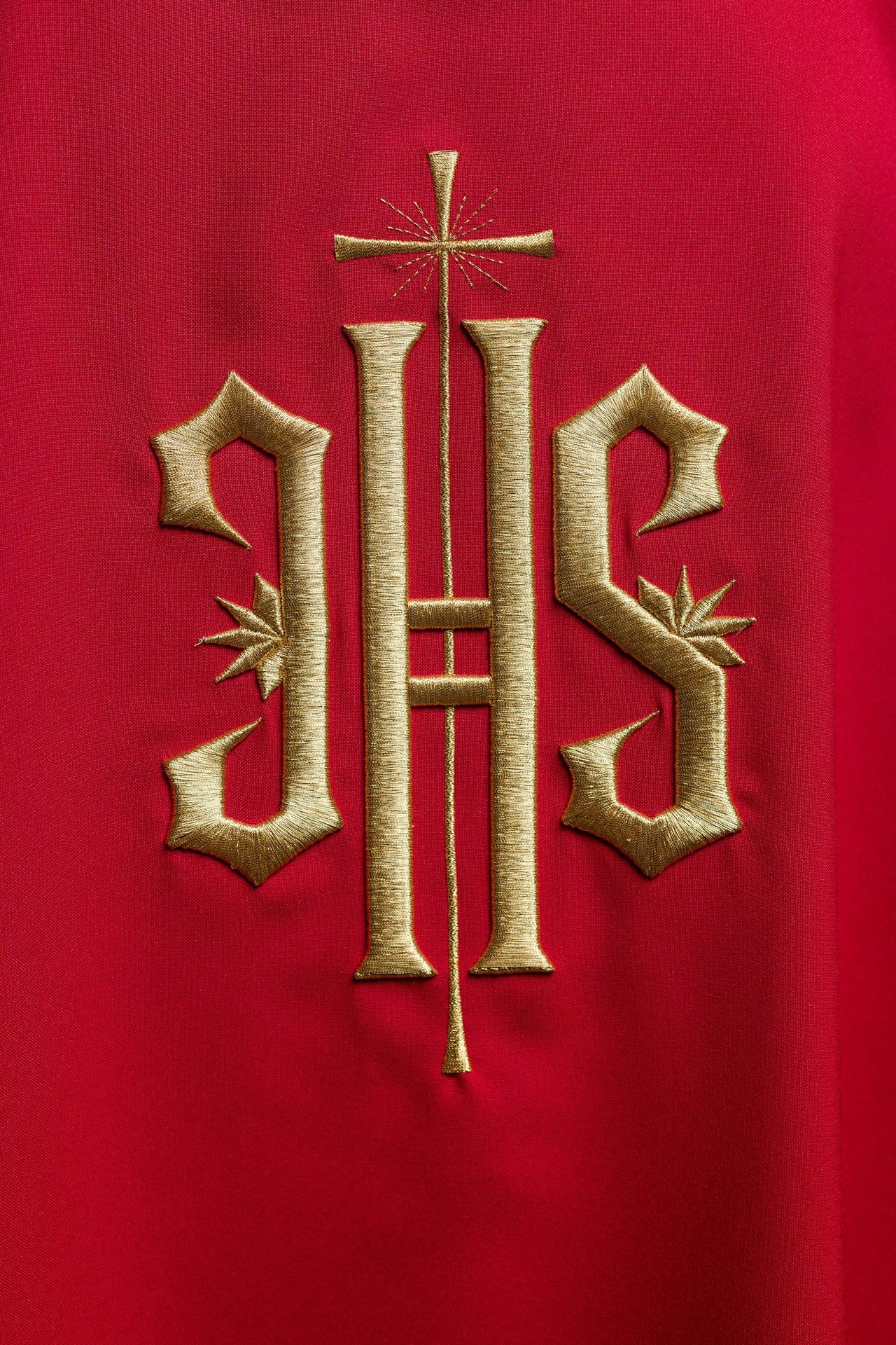 Rote Dalmatiner mit gesticktem goldenem IHS