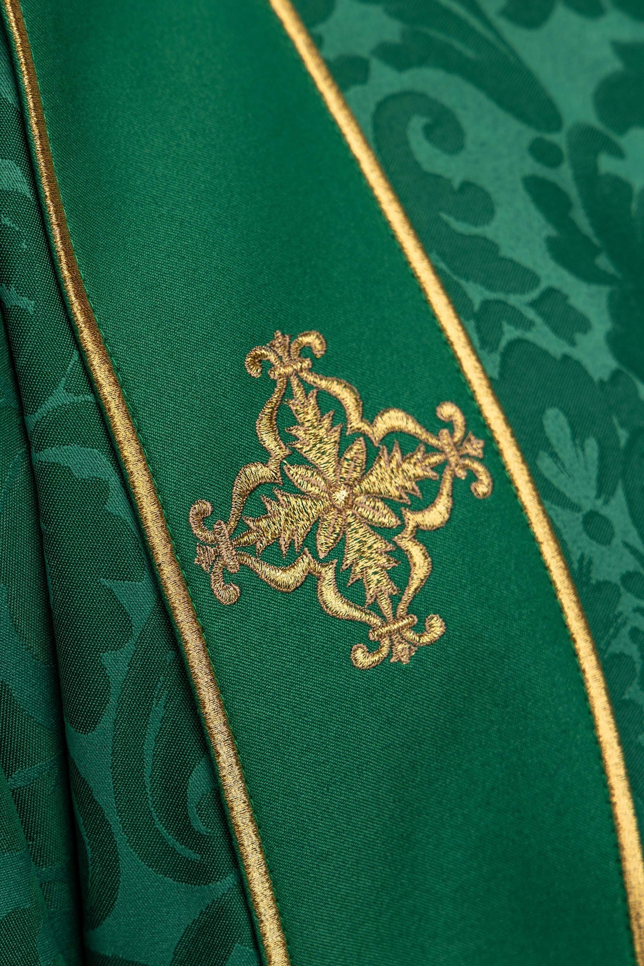 Grüne Dalmatik aus Jacquard mit Borten und gestickten goldenen Kreuzen