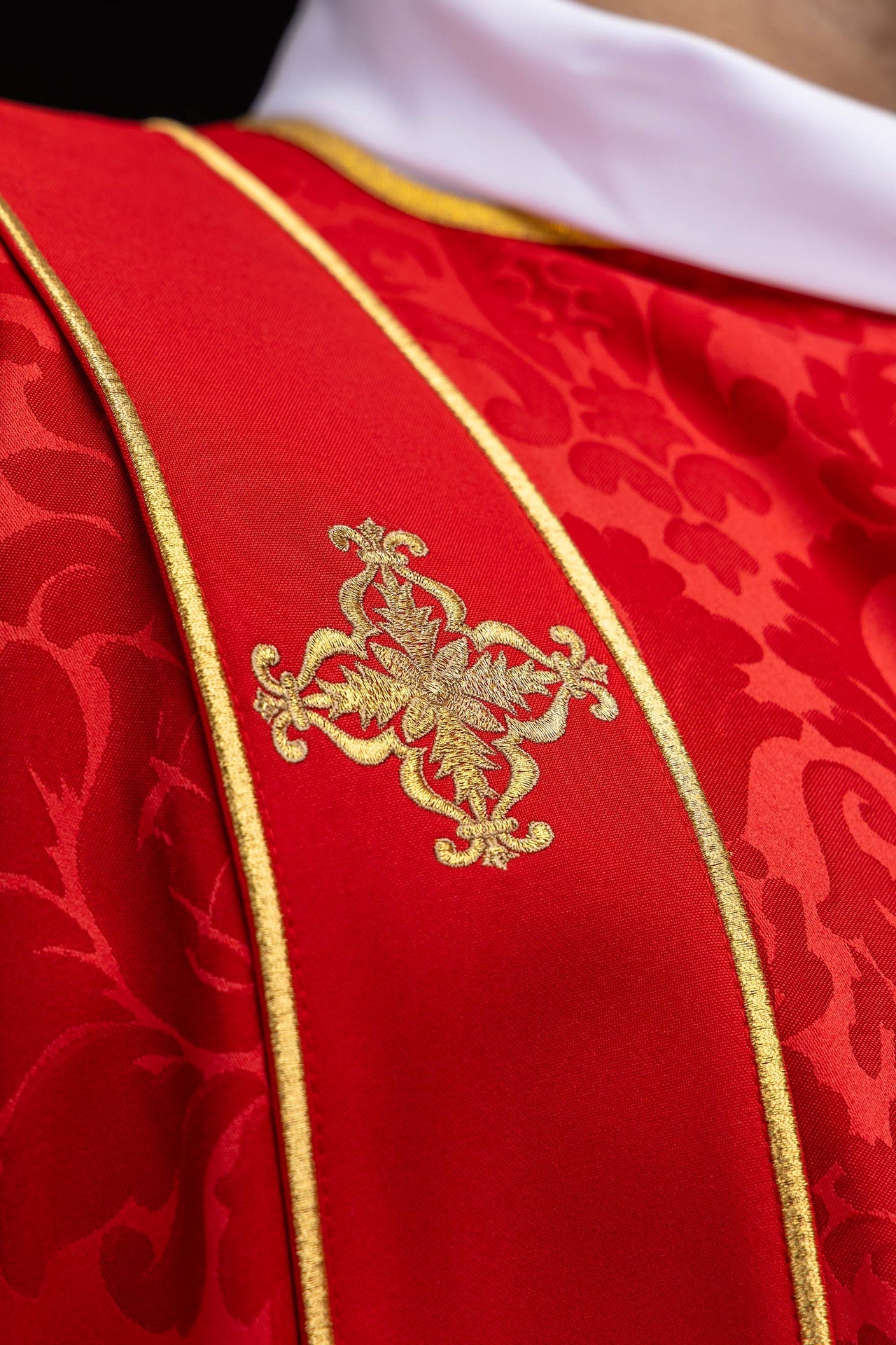 Rote Dalmatik aus Jacquard mit Borten und gestickten goldenen Kreuzen