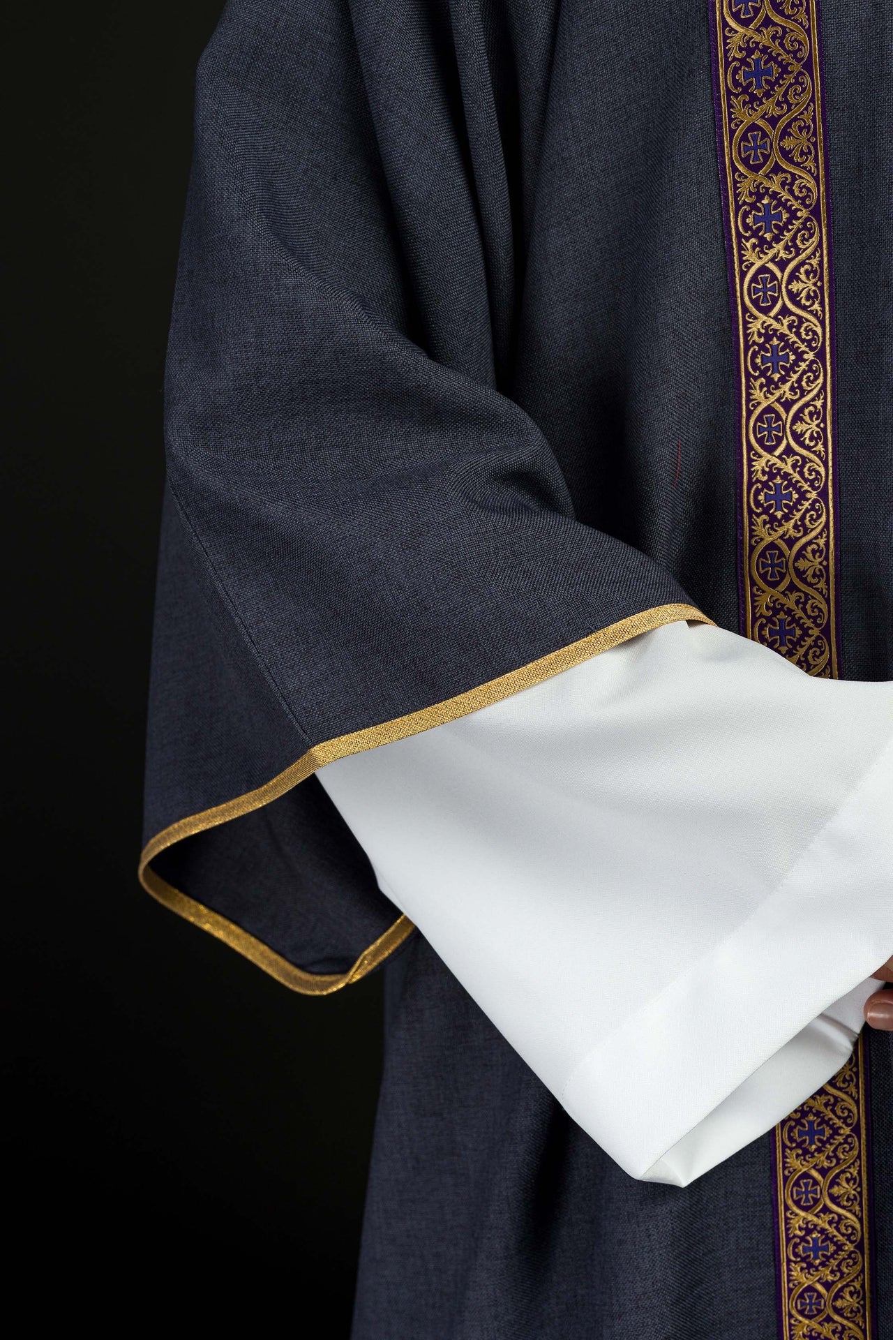 Dalmatyka fioletowa ozdobiona złotymi tasiemkami żakardowymi - ORNATY.PL