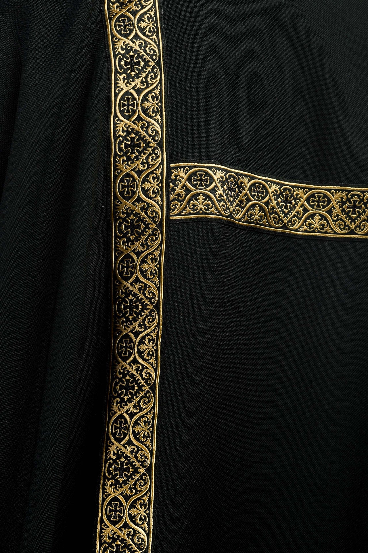 Dalmatyka czarna ozdobiona złotymi tasiemkami żakardowymi - ORNATY.PL