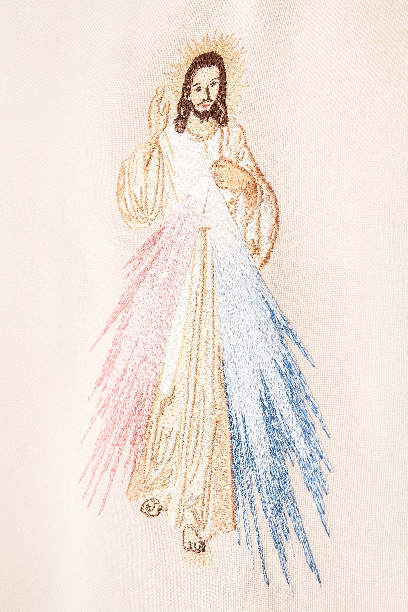 Kasel in Ecru mit dem Bildnis des Barmherzigen Jesus bestickt