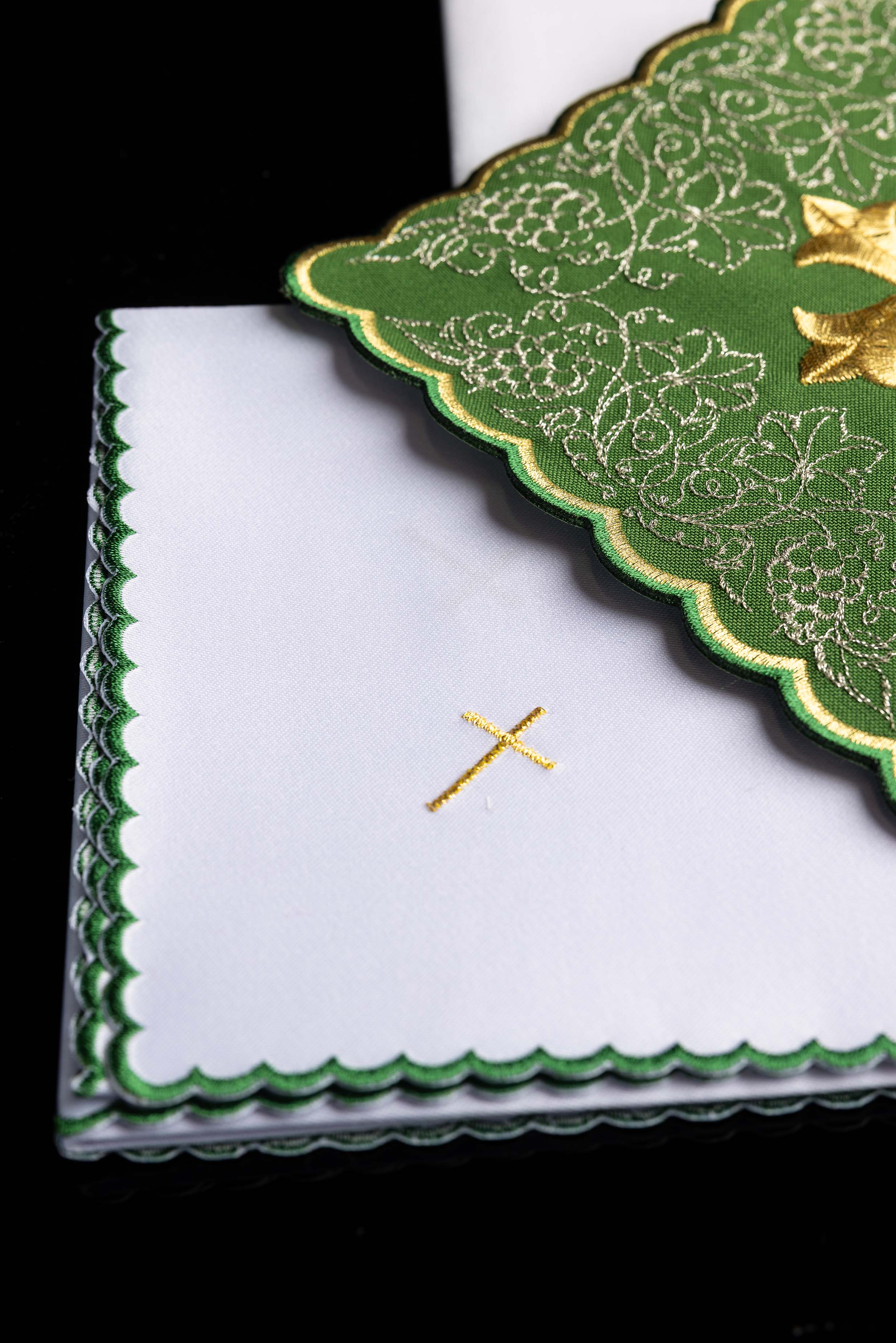 Kelchwäsche-Set in Grün mit Goldkreuz und geschweifter Palla