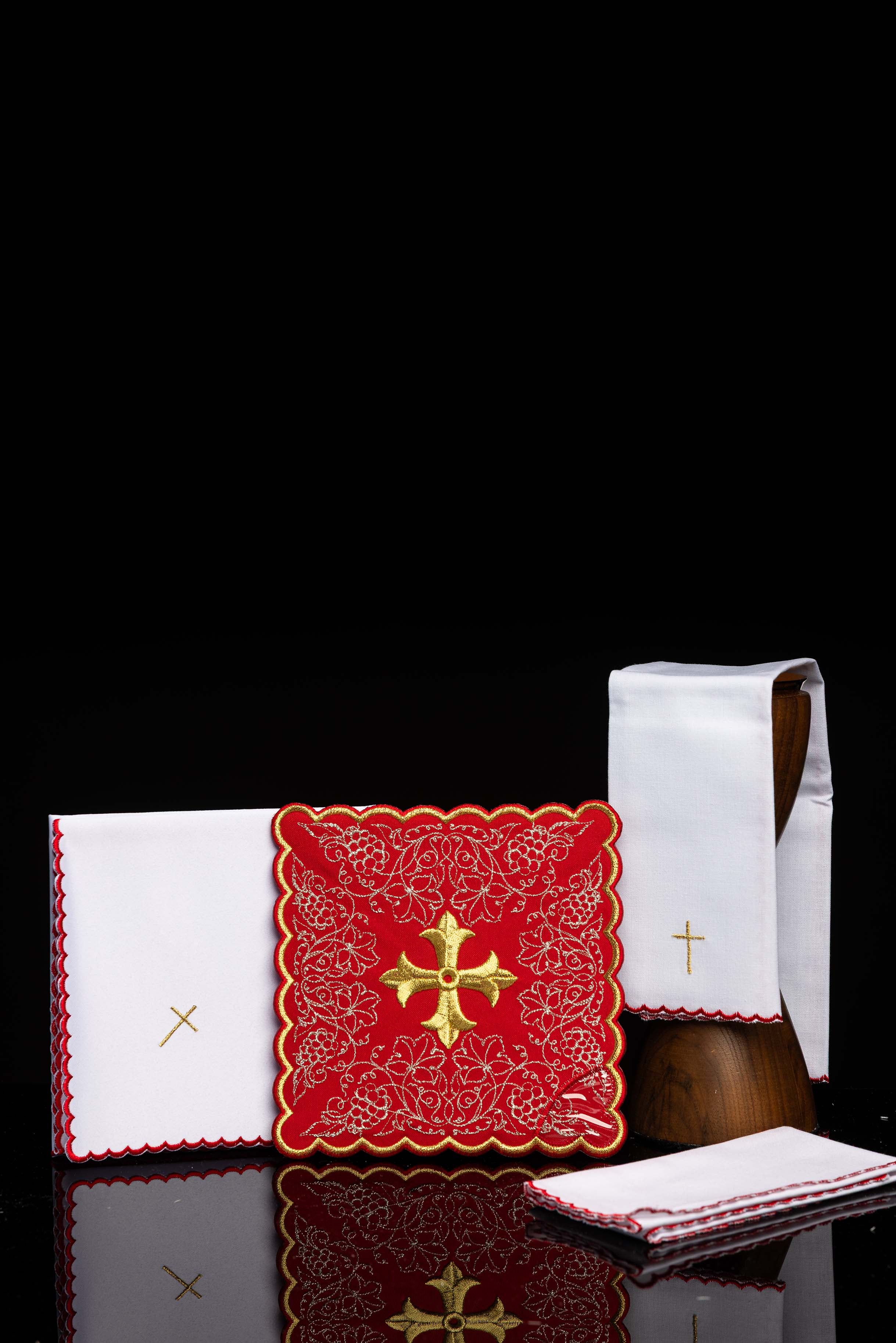 Kelchwäsche-Set in Weiß und Rot mit Goldkreuz und Goldrand