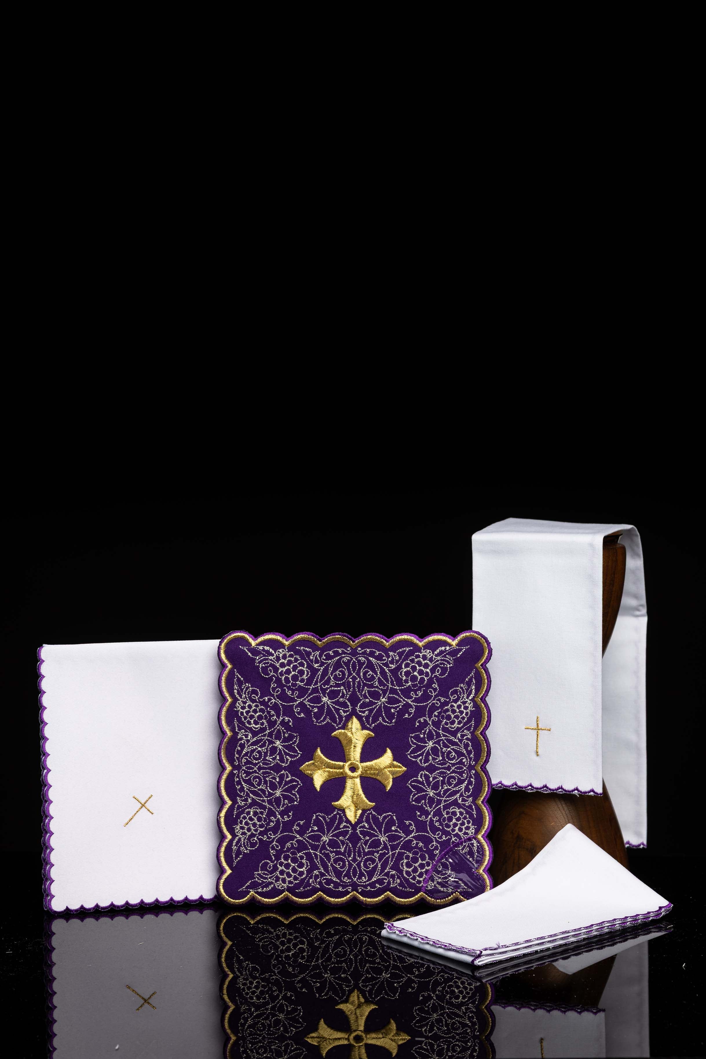 Kelchwäsche-Set mit Goldkreuz und eckiger violetter Palla