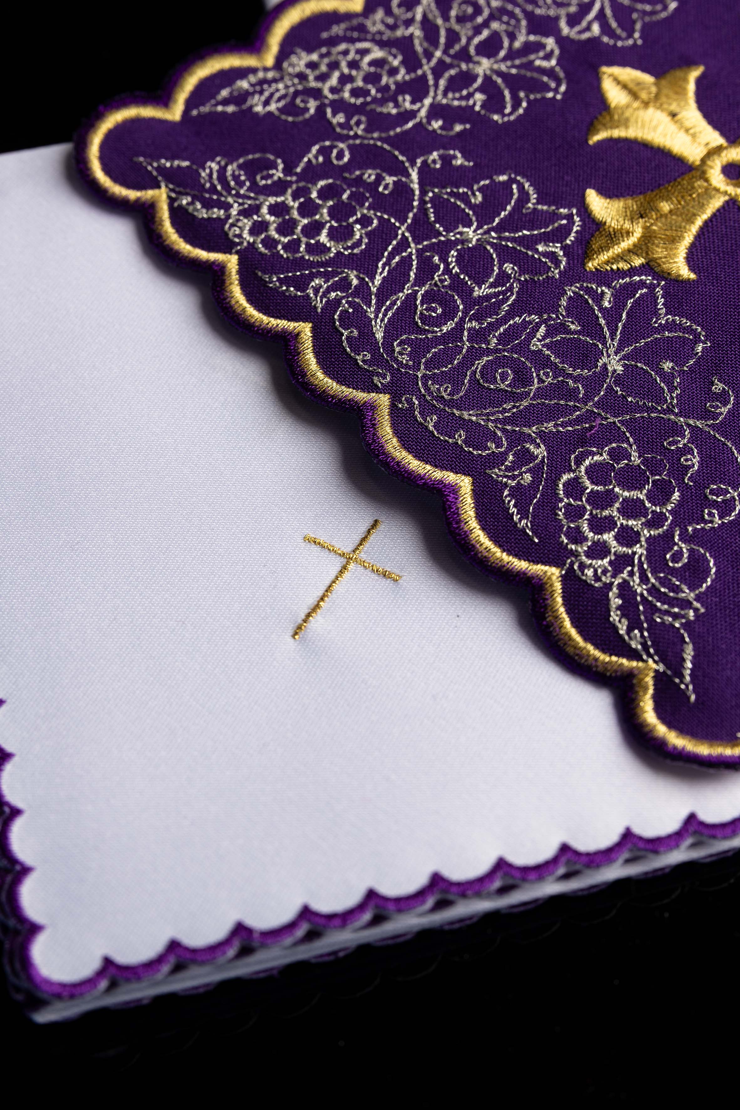 Kelchwäsche-Set mit Goldkreuz und eckiger violetter Palla