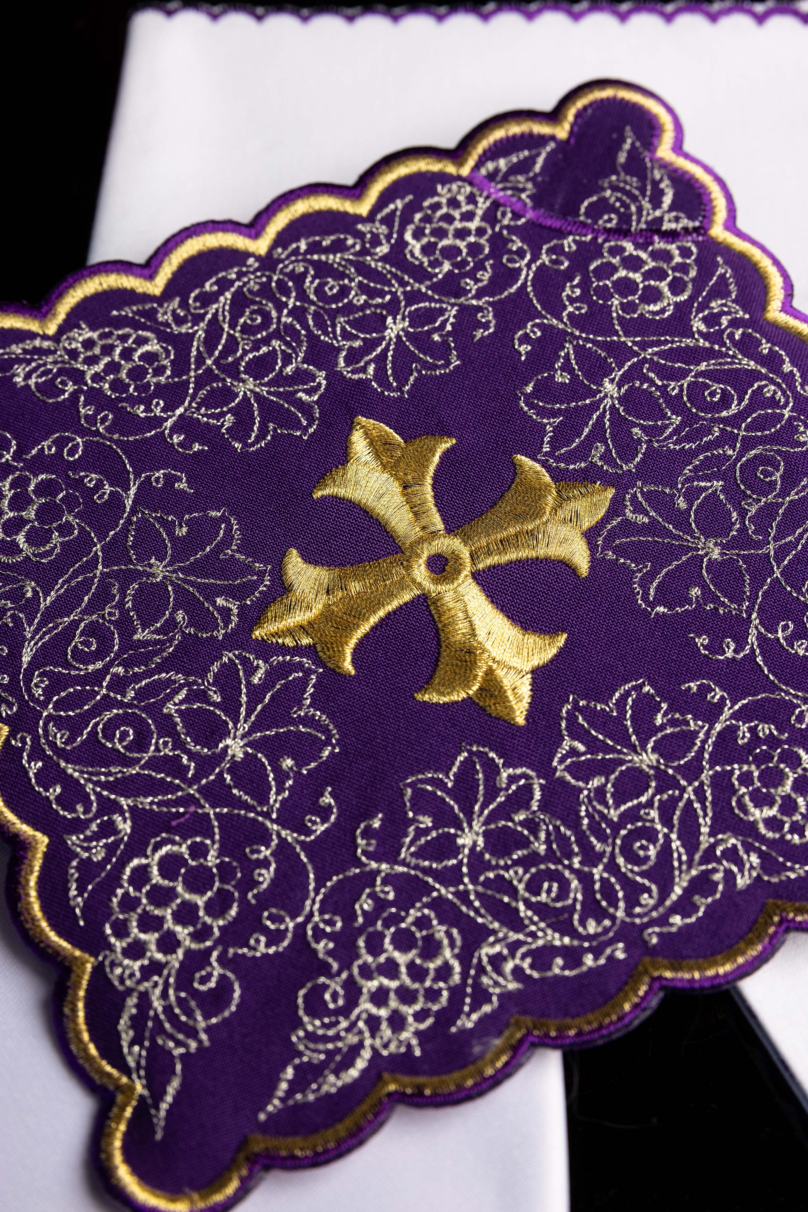 Kelchwäsche-Set mit Goldkreuz und eckiger violetter Palla