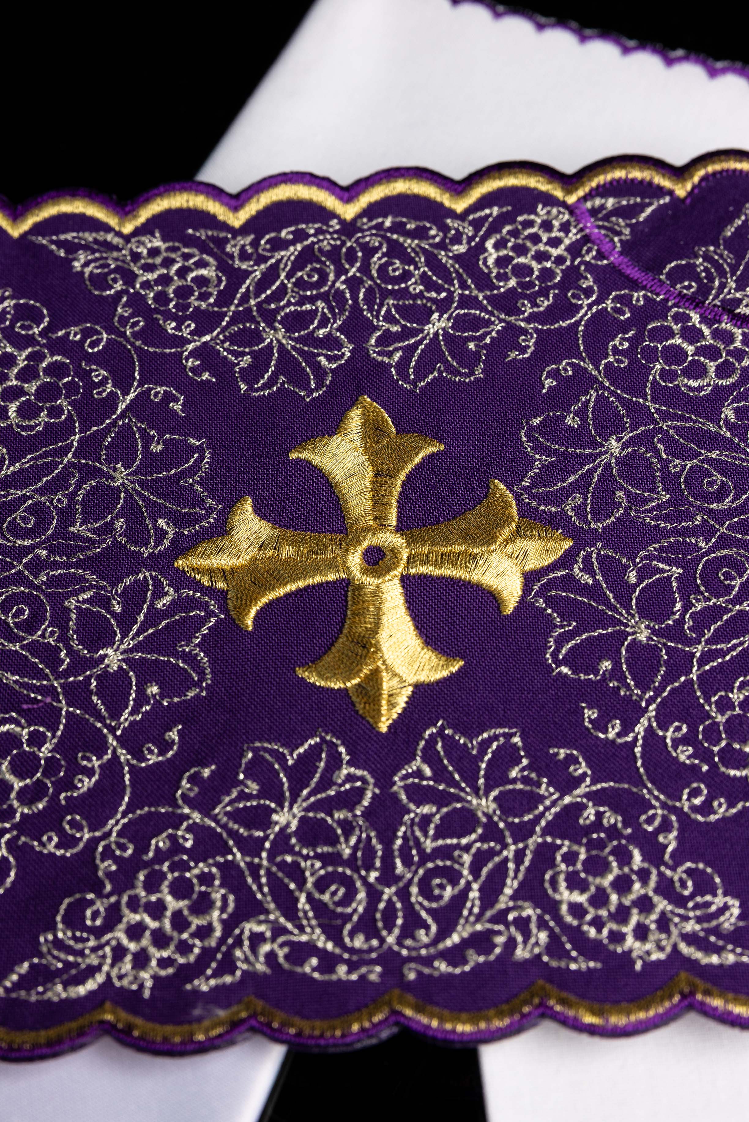 Kelchwäsche-Set mit Goldkreuz und eckiger violetter Palla