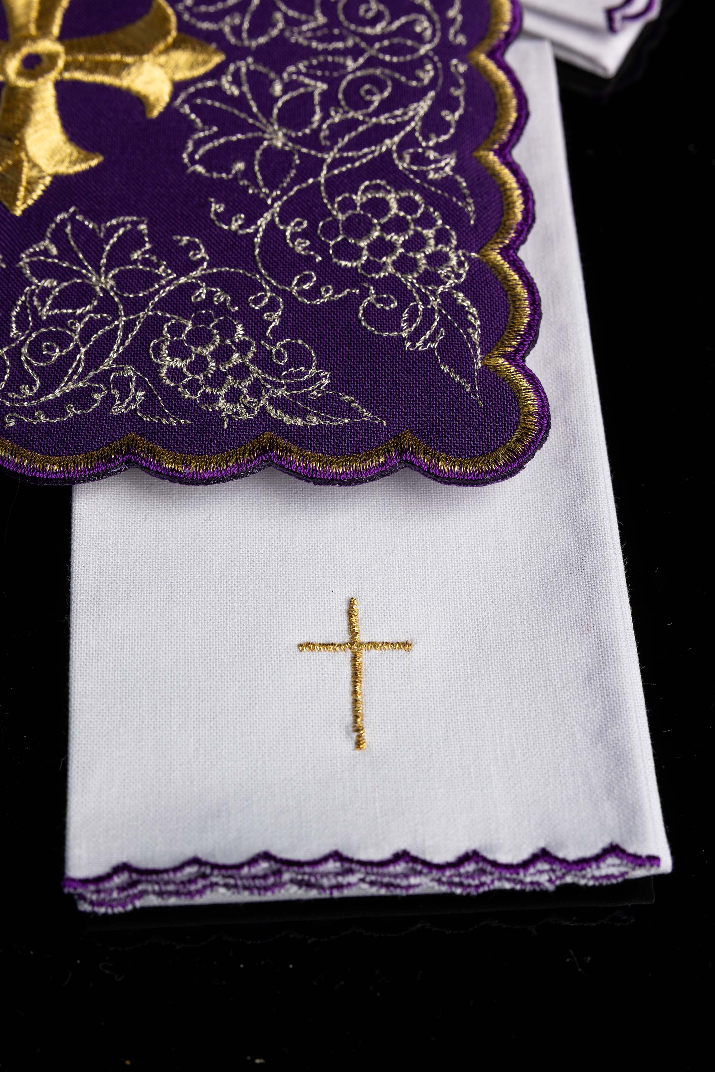 Kelchwäsche-Set mit Goldkreuz und eckiger violetter Palla