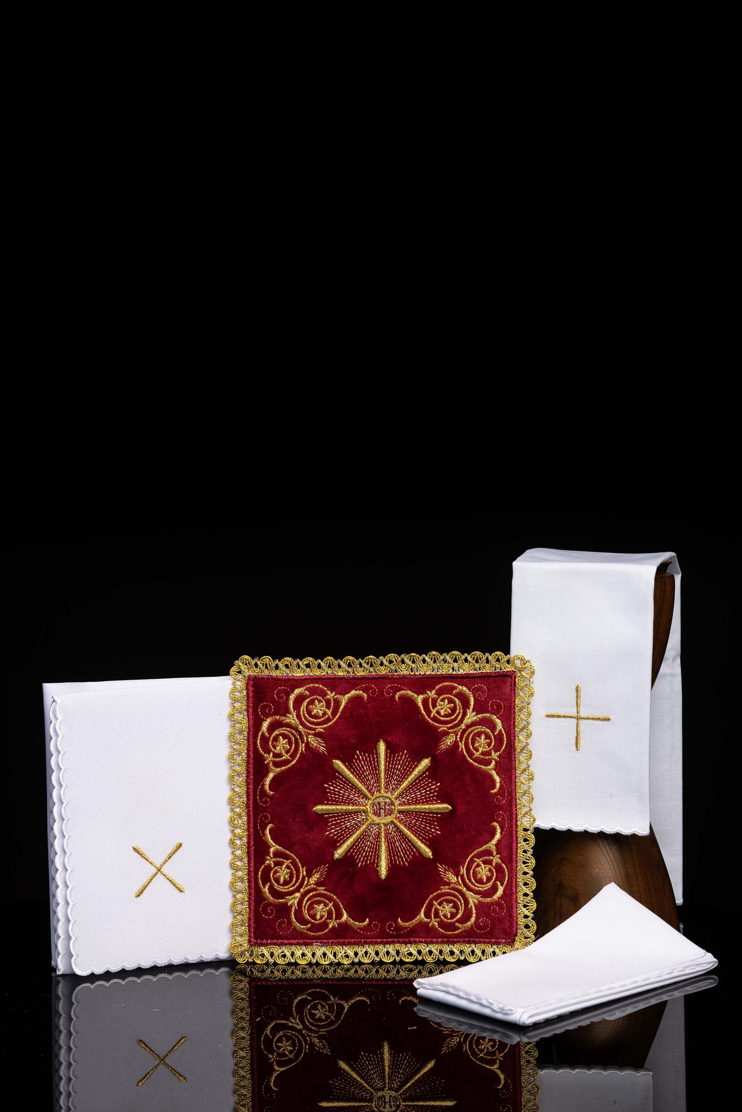 Kelchwäsche-Set mit eckiger roter Palla und IHS-Stickerei