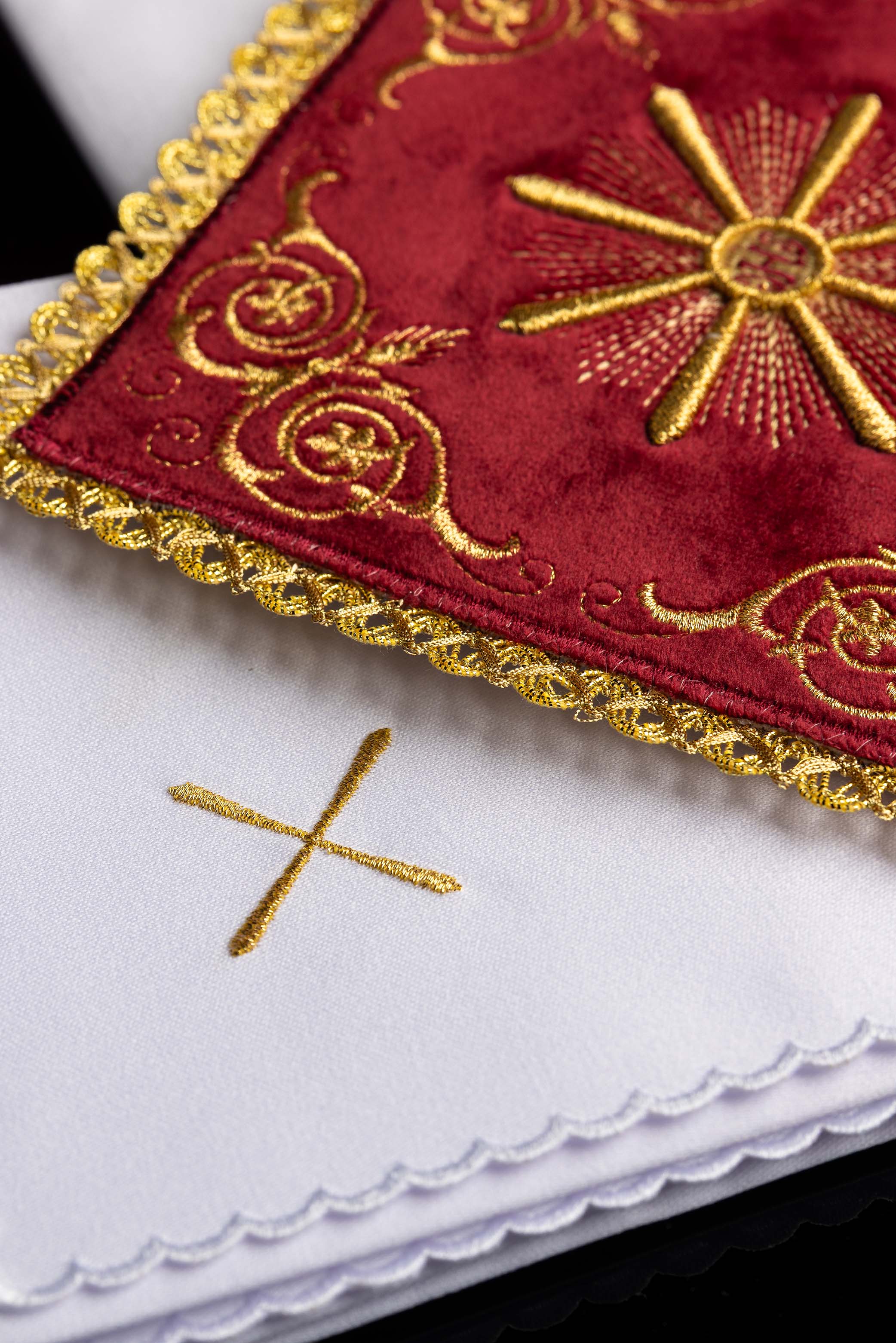 Kelchwäsche-Set mit eckiger roter Palla und IHS-Stickerei