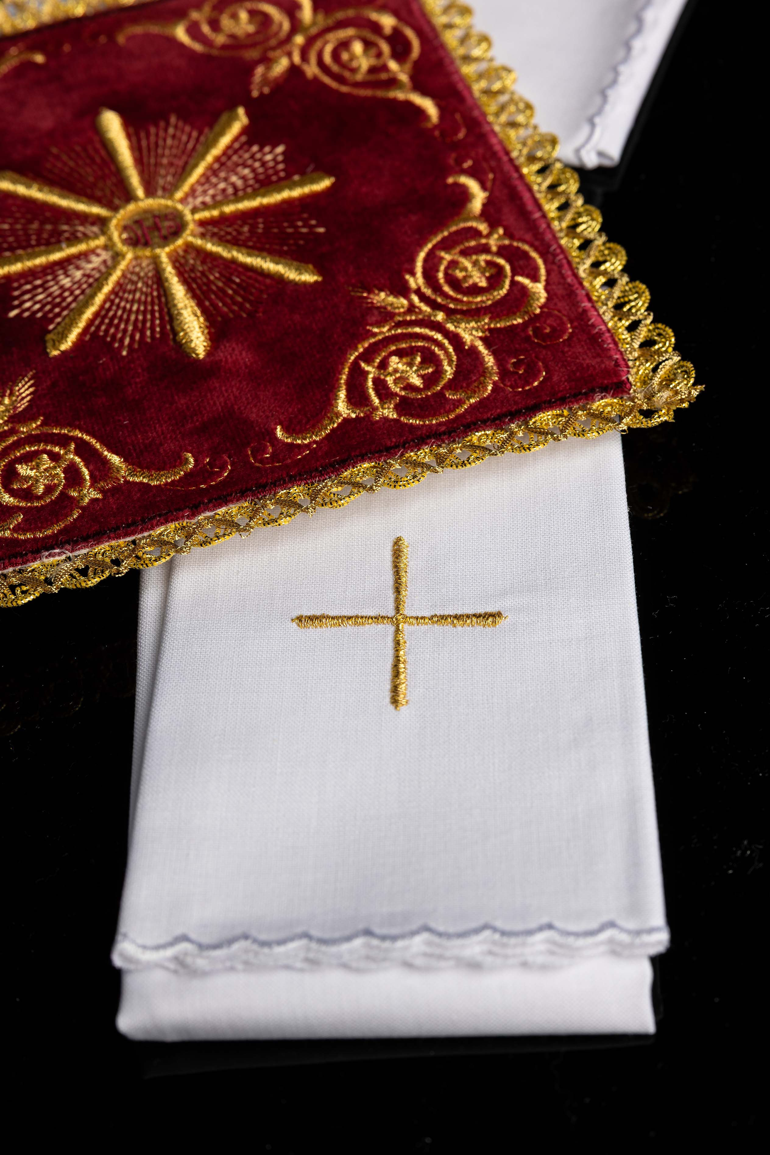 Kelchwäsche-Set mit eckiger roter Palla und IHS-Stickerei