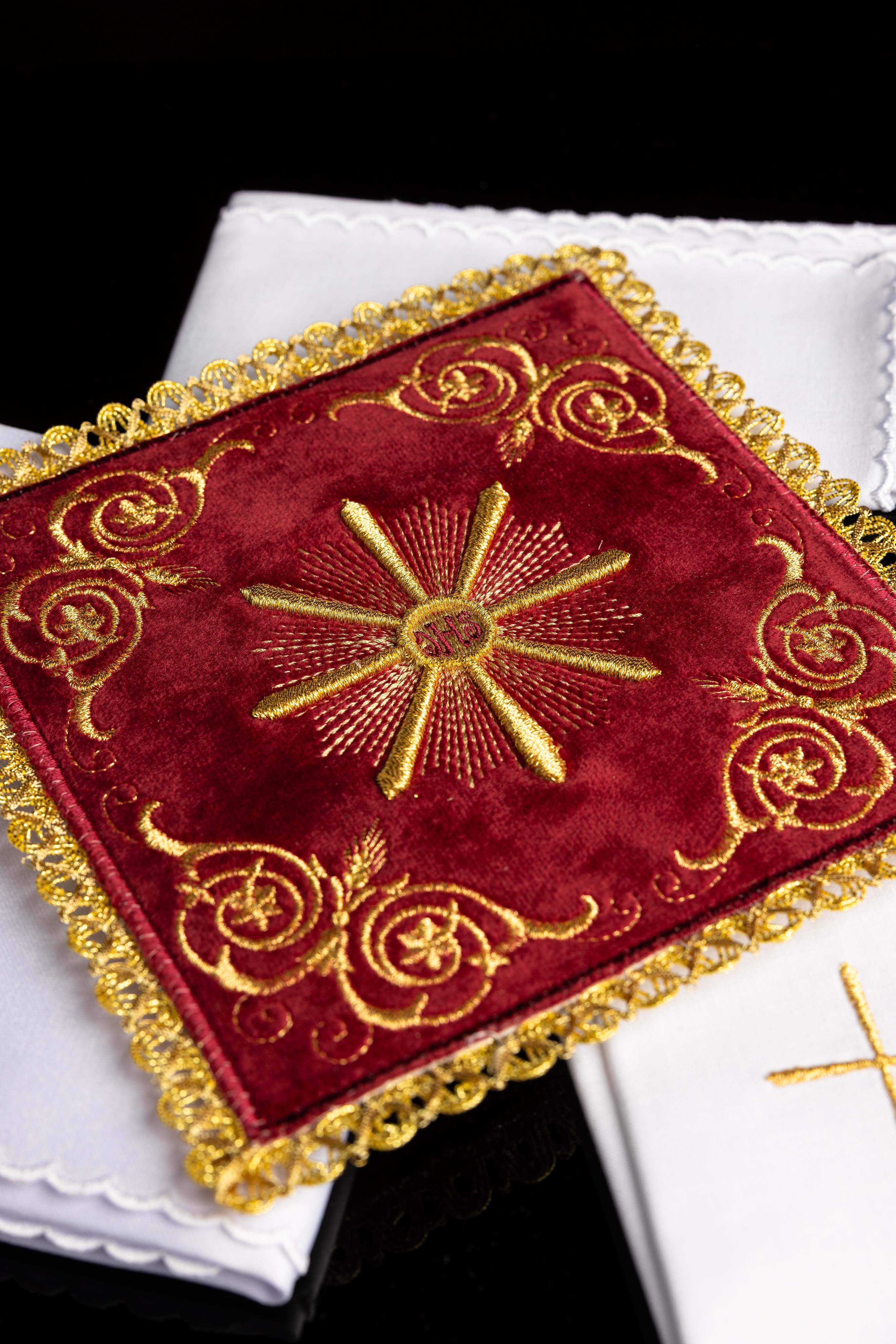 Kelchwäsche-Set mit eckiger roter Palla und IHS-Stickerei
