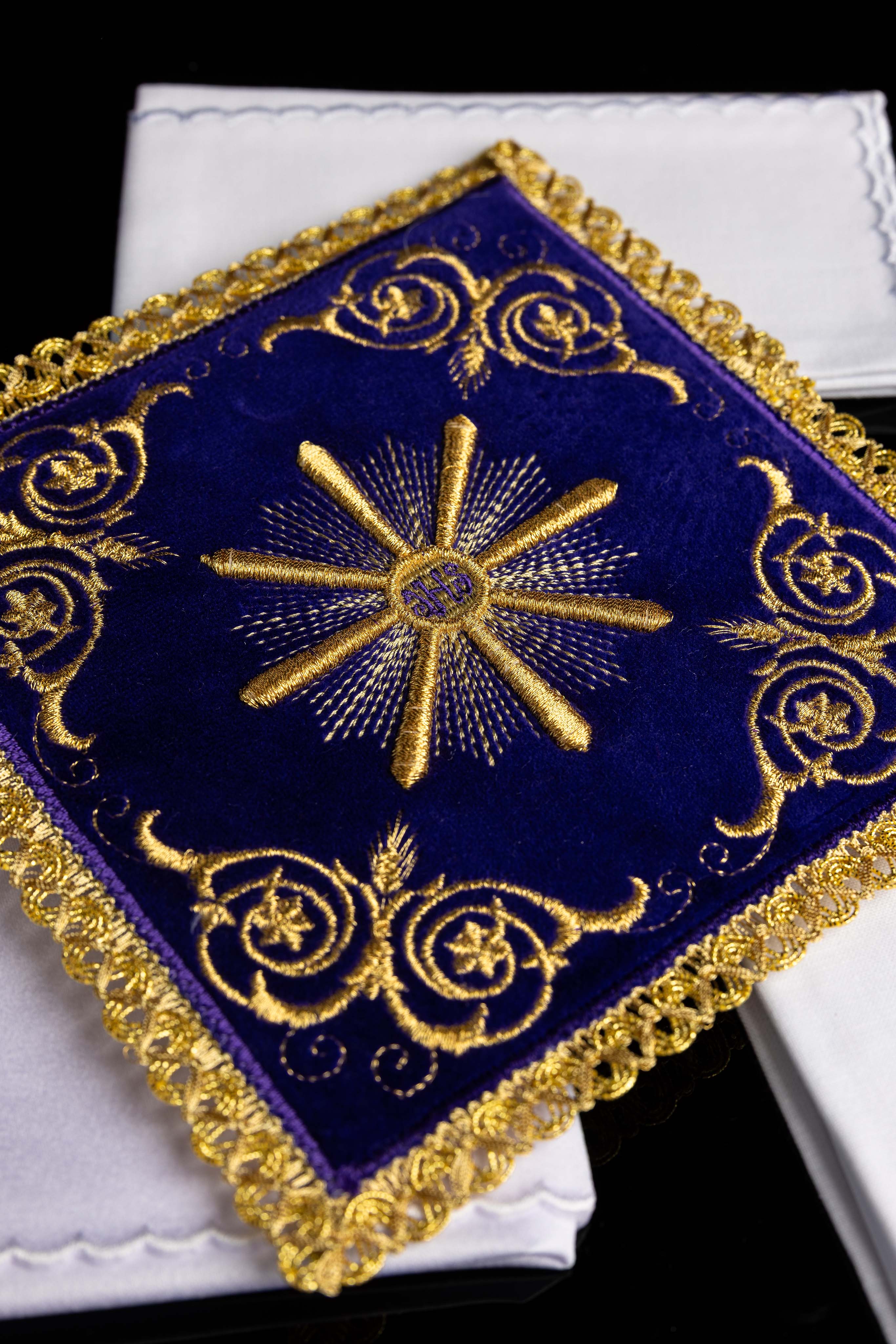 Kelchwäsche-Set mit violetter Palla und Goldstickerei