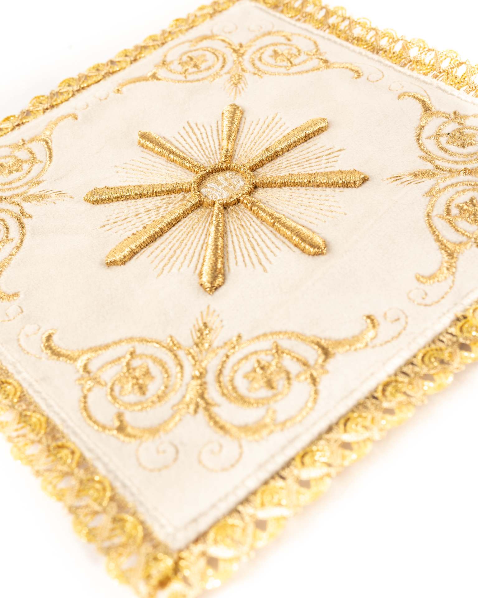 Bielizna kielichowa haftowana ecru aksamit - ORNATY.PL