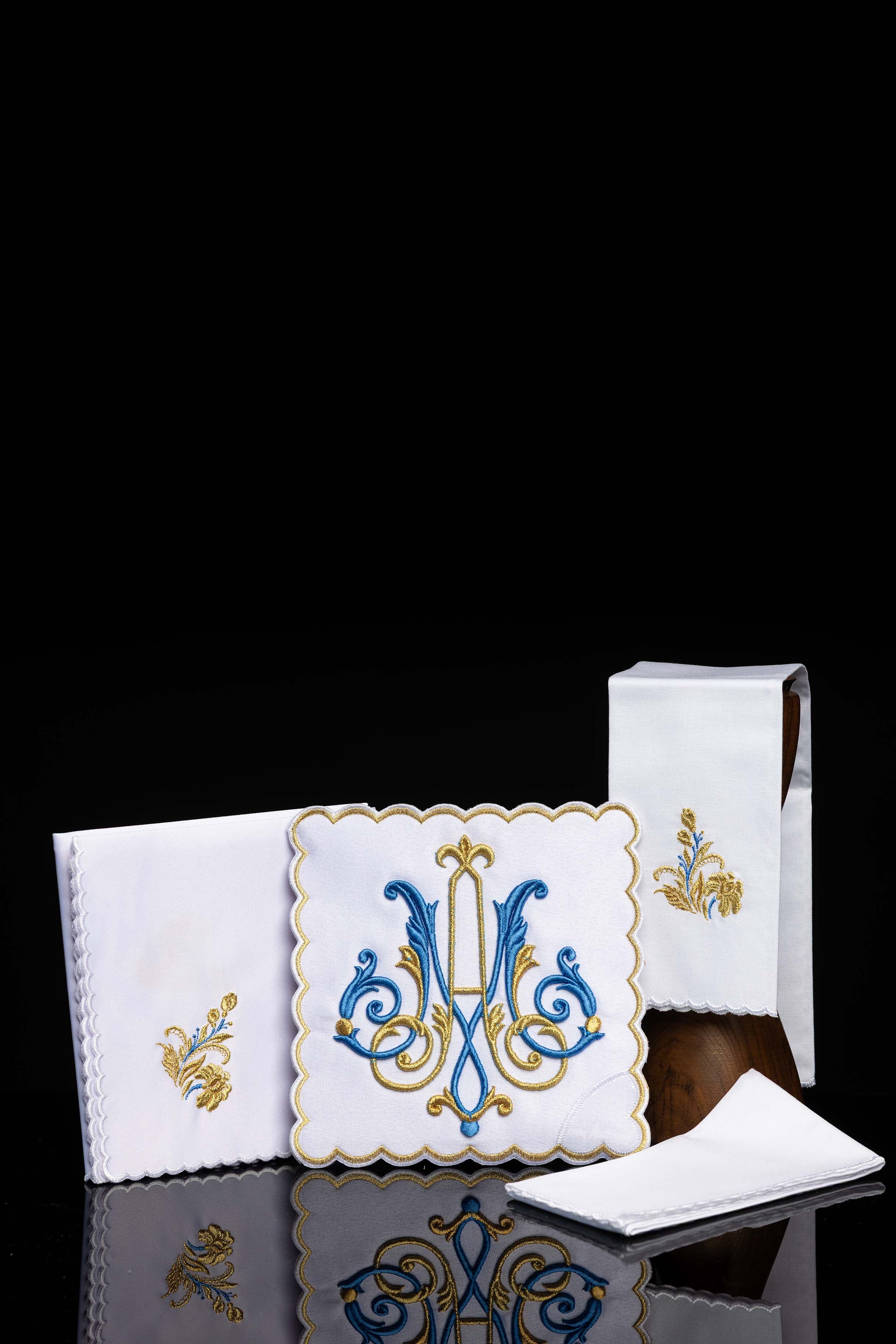 Kelchwäsche-Set in Weiß mit blau-goldenem Marienmonogramm und Goldstickerei
