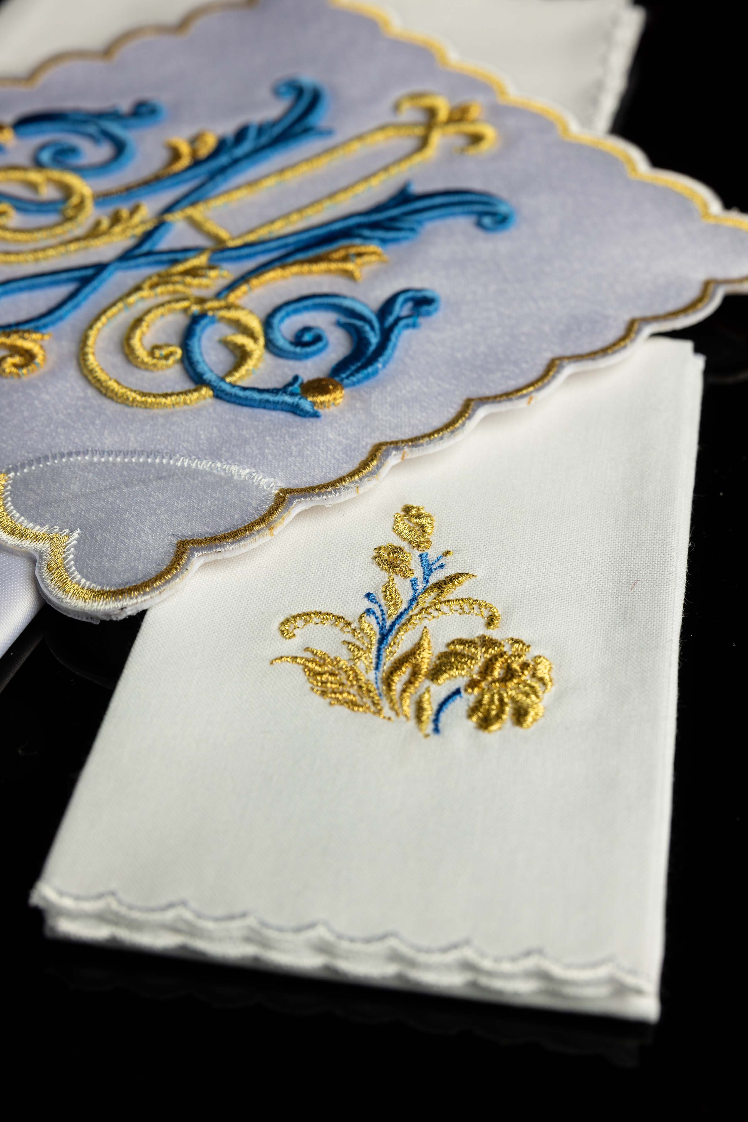 Kelchwäsche-Set in Weiß mit blau-goldenem Marienmonogramm und Goldstickerei