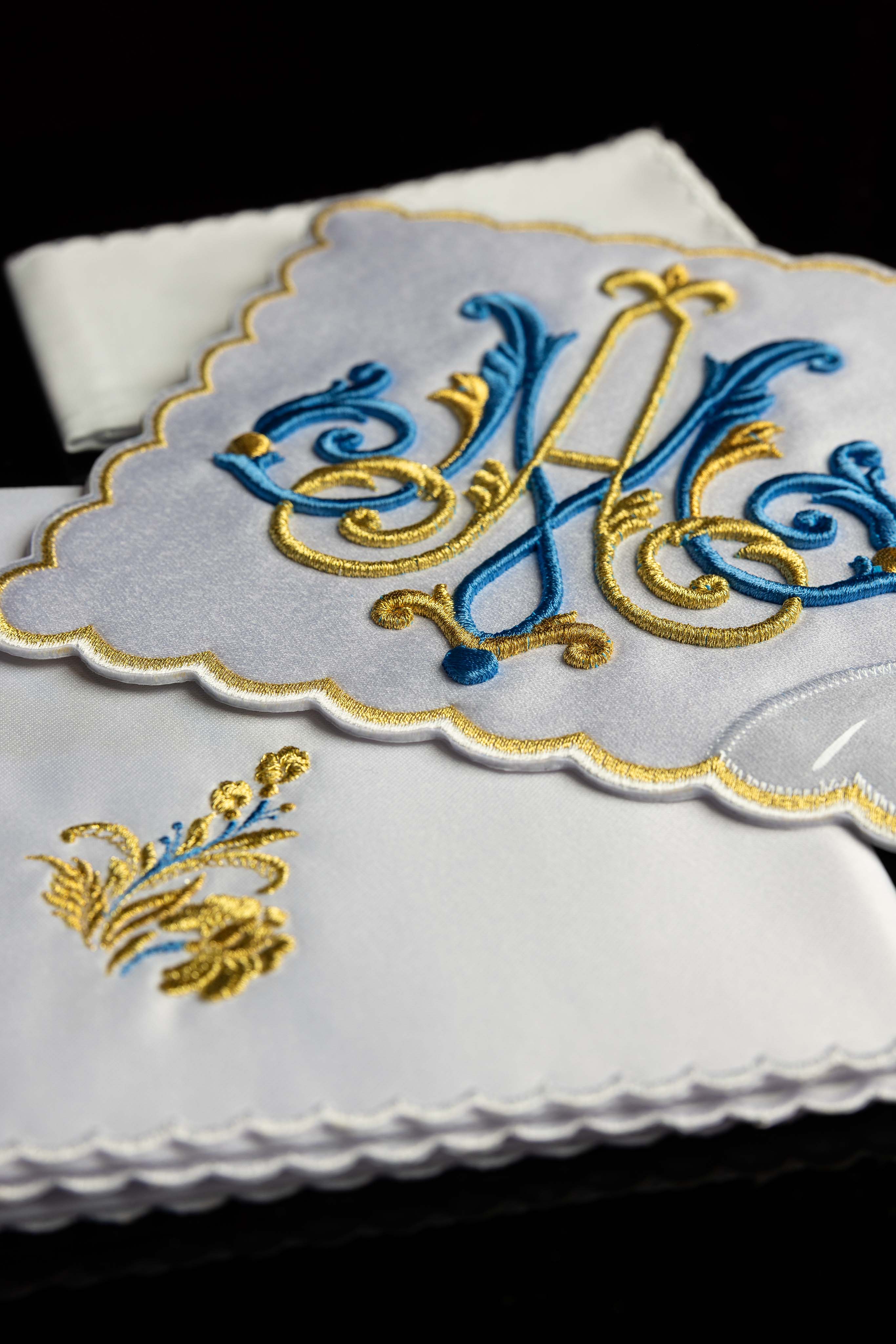 Kelchwäsche-Set in Weiß mit blau-goldenem Marienmonogramm und Goldstickerei