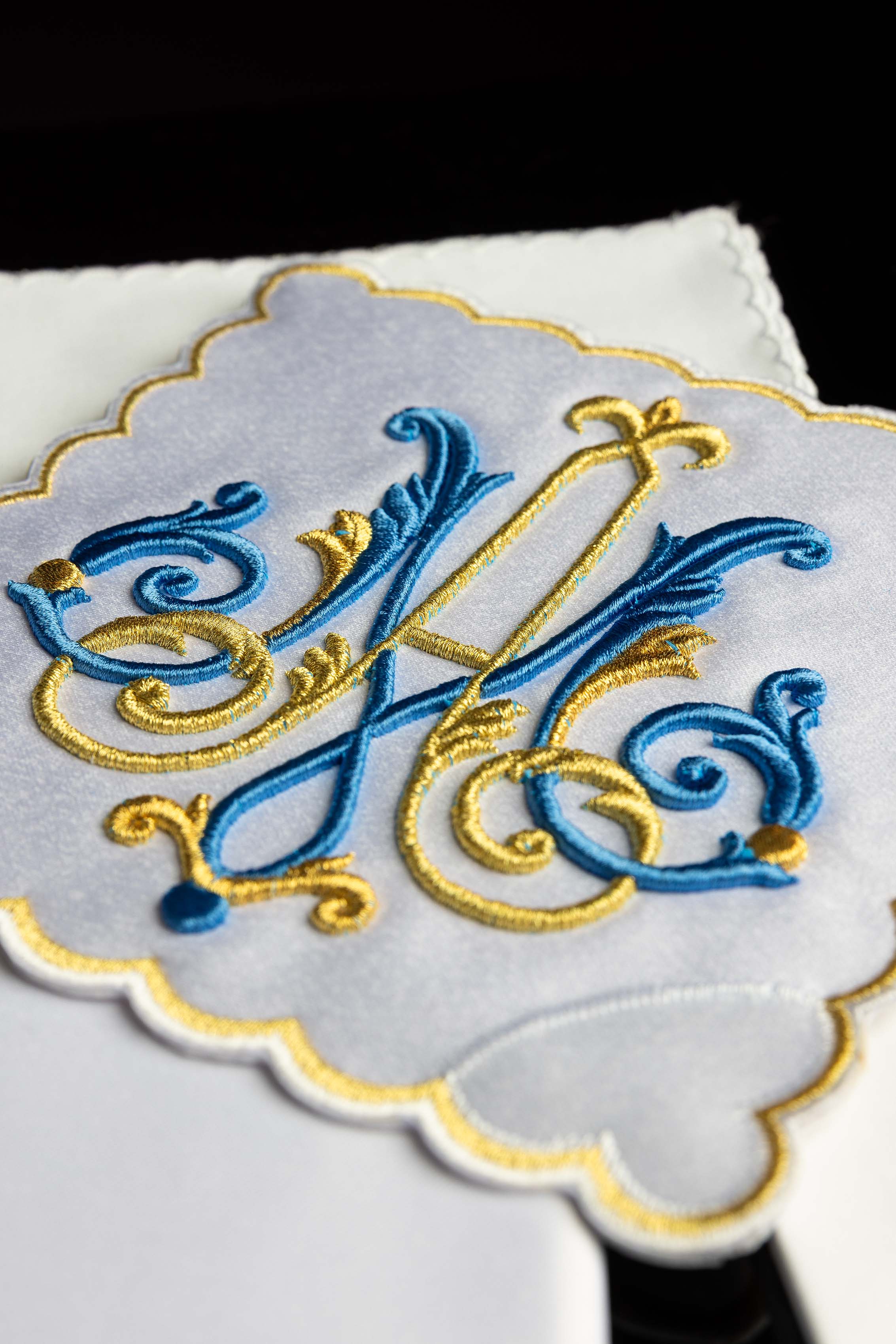 Kelchwäsche-Set in Weiß mit blau-goldenem Marienmonogramm und Goldstickerei