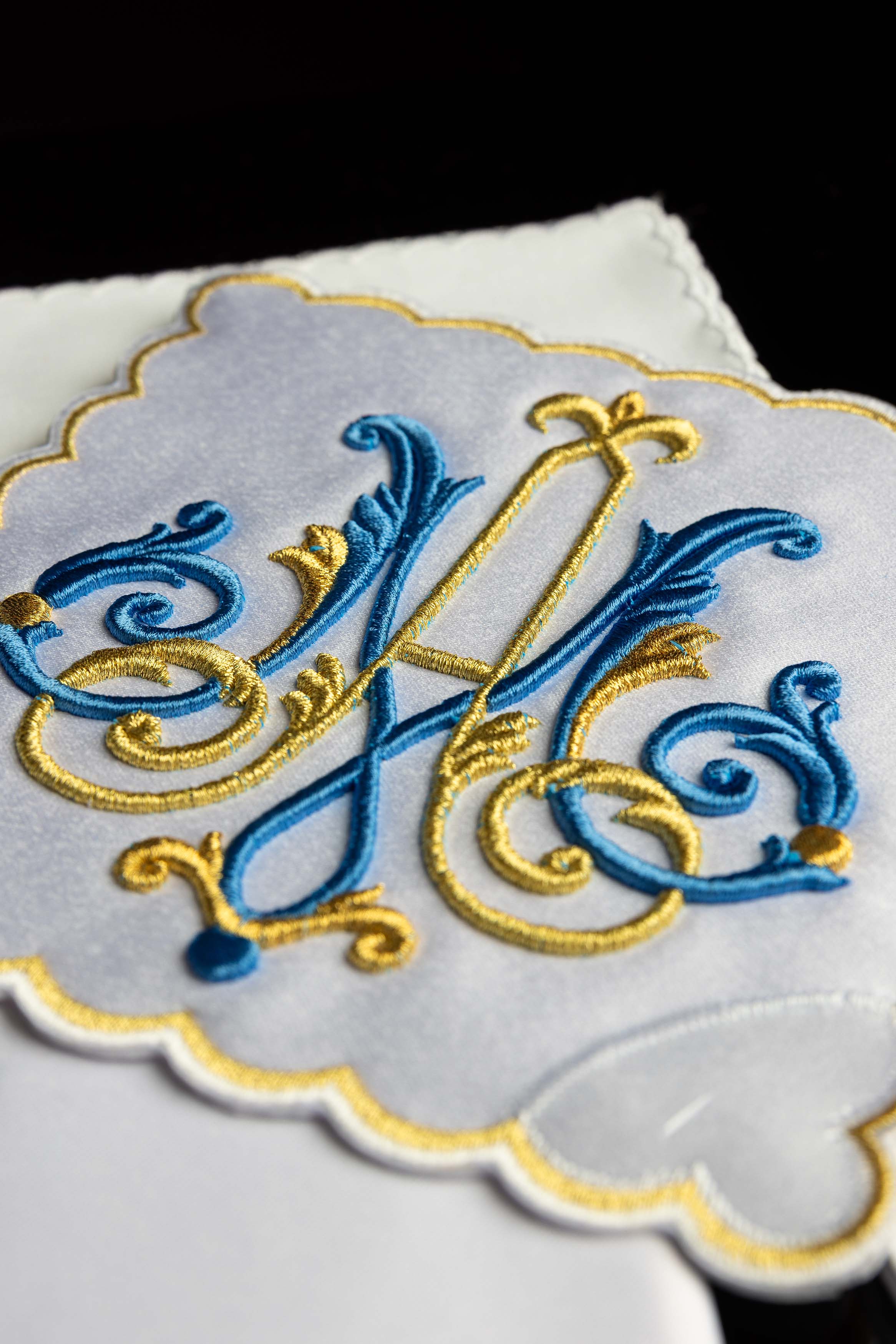 Kelchwäsche-Set in Weiß mit blau-goldenem Marienmonogramm und Goldstickerei
