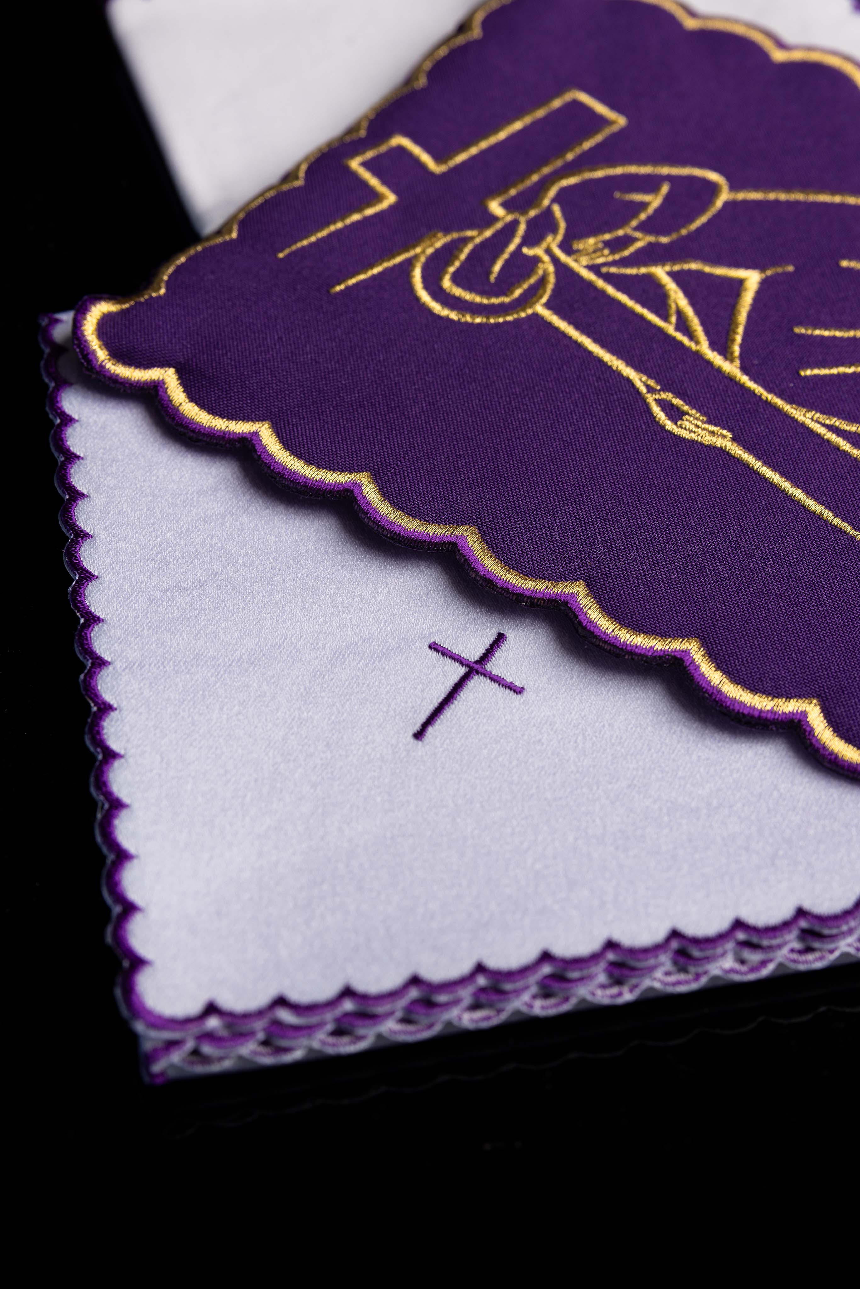 Kelchwäsche-Set in Violett mit Kreuzwegmotiv und Goldrand