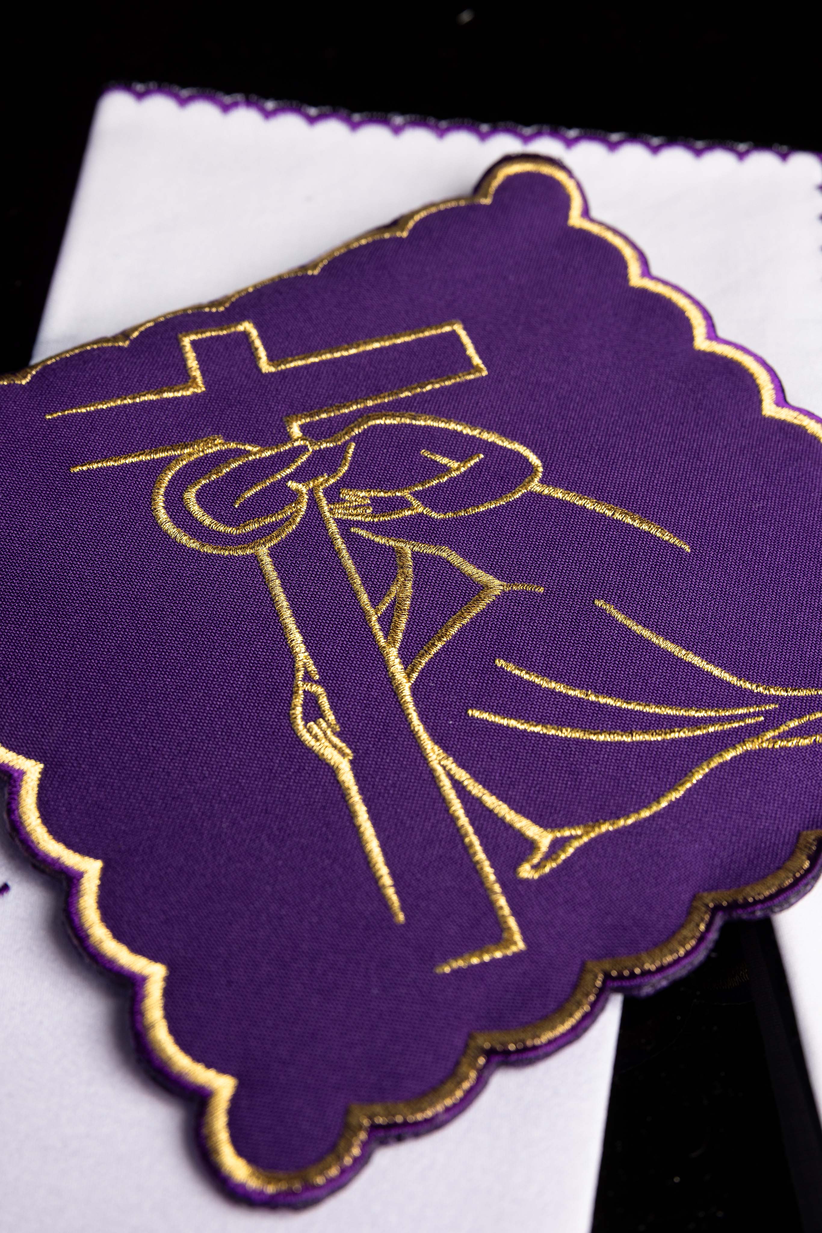 Kelchwäsche-Set in Violett mit Kreuzwegmotiv und Goldrand