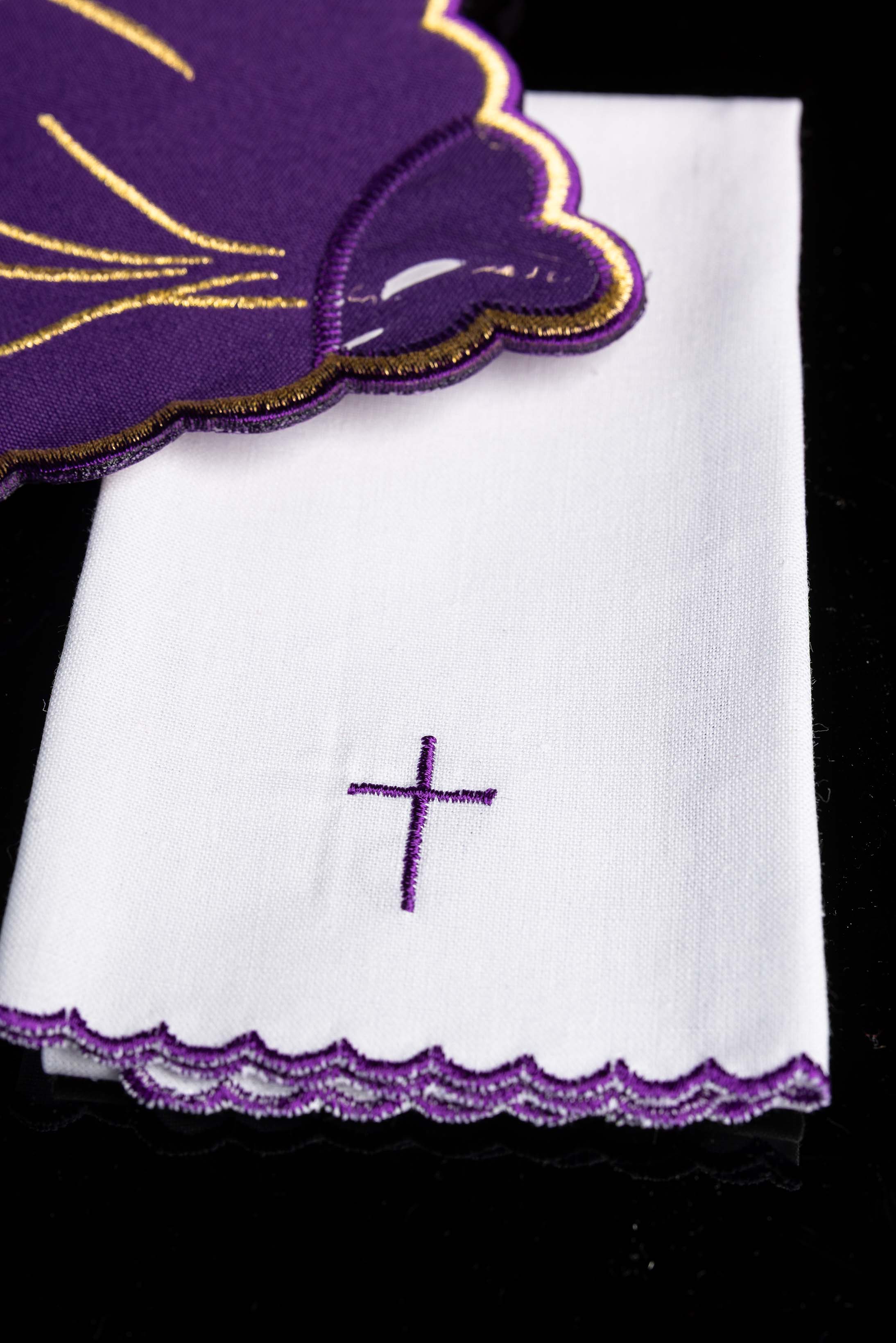 Kelchwäsche-Set in Violett mit Kreuzwegmotiv und Goldrand