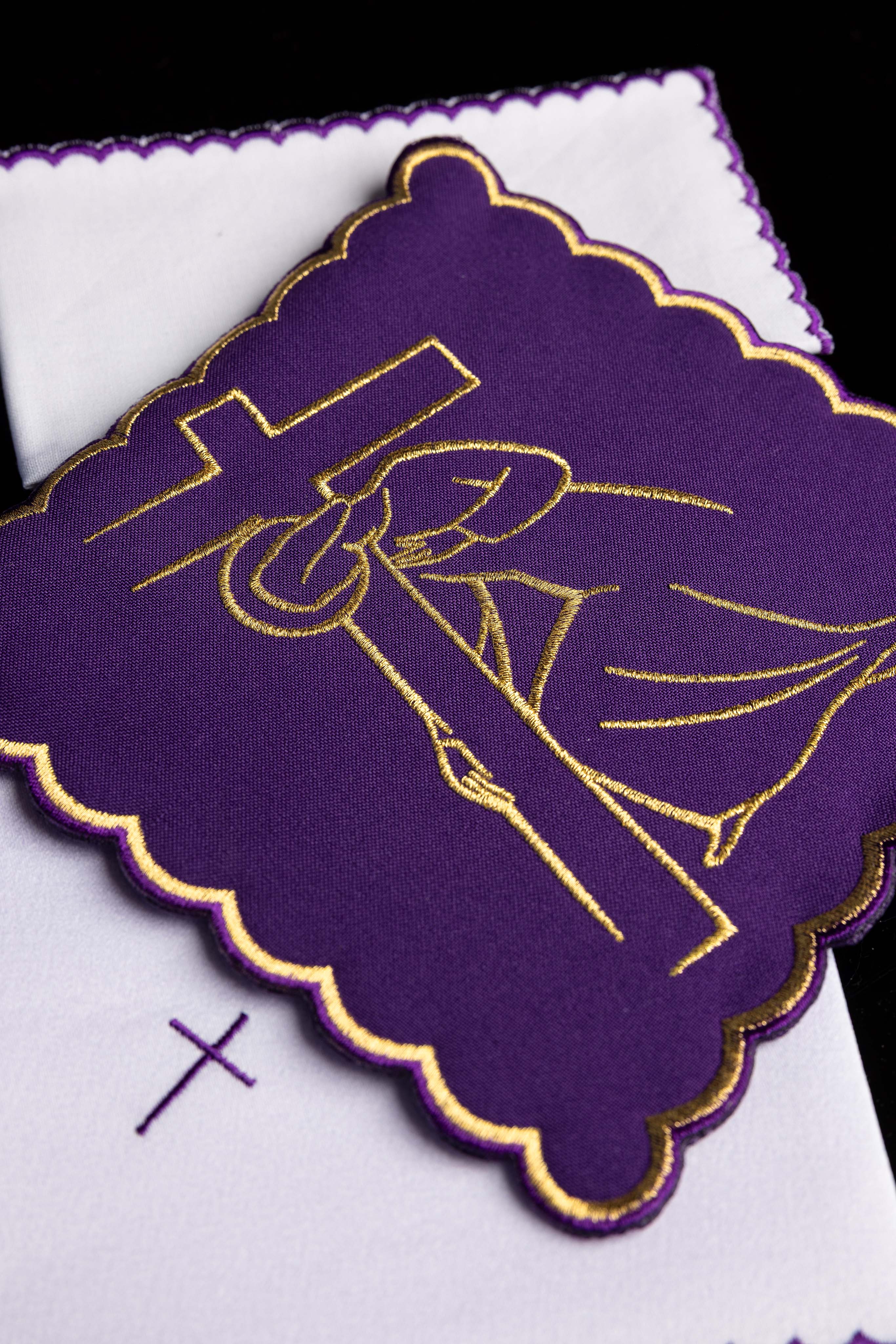 Kelchwäsche-Set in Violett mit Kreuzwegmotiv und Goldrand