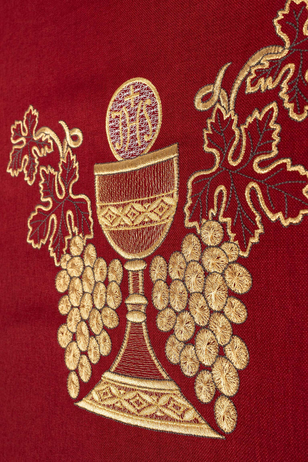 Bestickte rote Kasel mit Kelch und Traubenmotiv