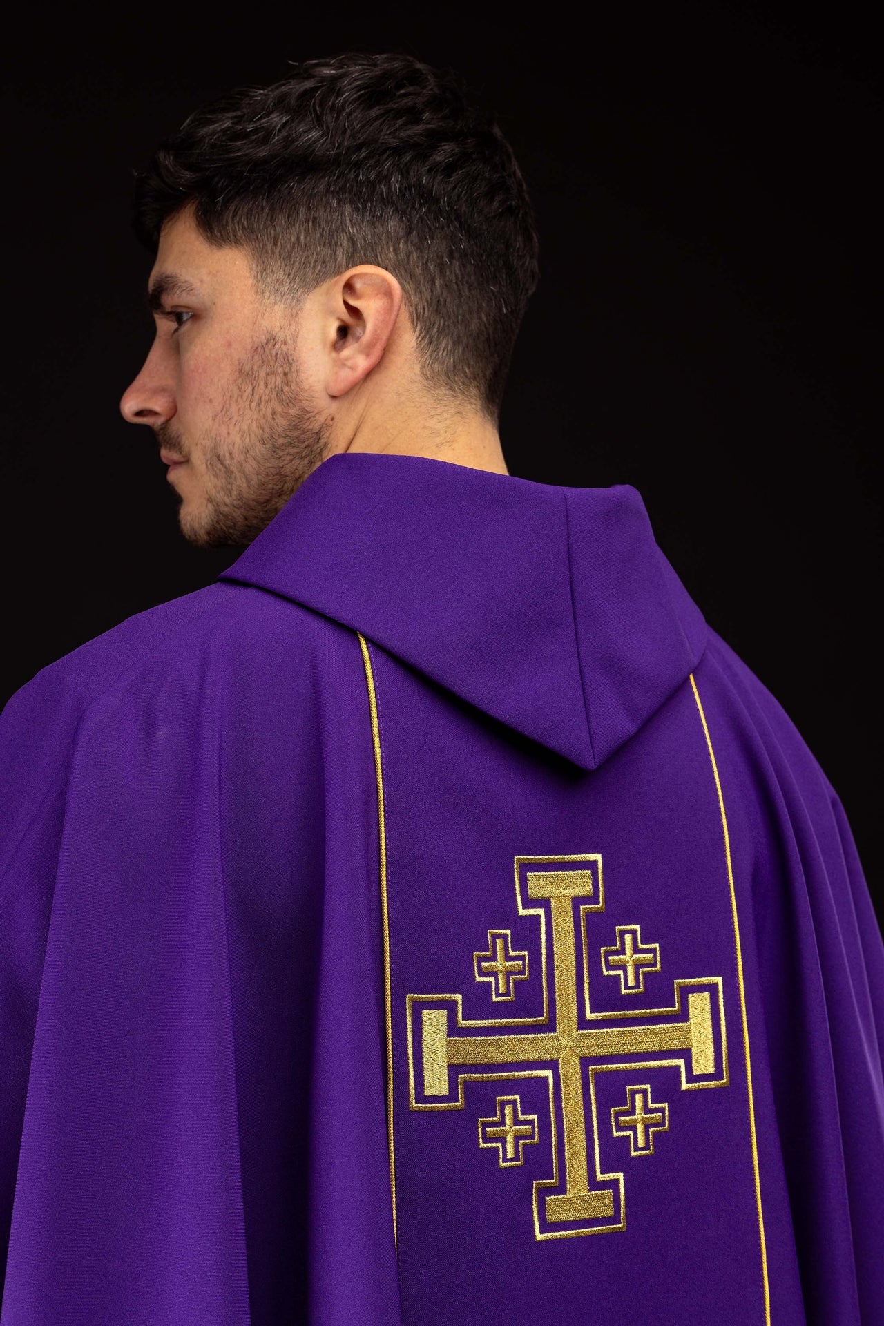 Ornat haftowany fioletowy z pasem krzyże jerozolimskie - ORNATY.PL