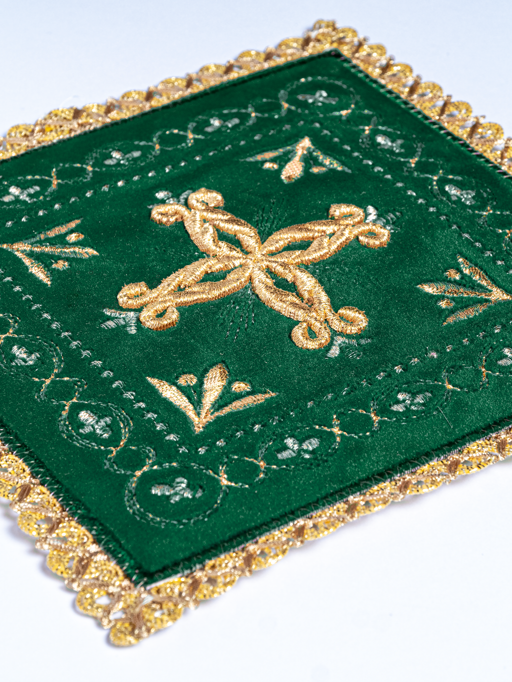 Kelchleinen aus Samt mit Goldstickerei
