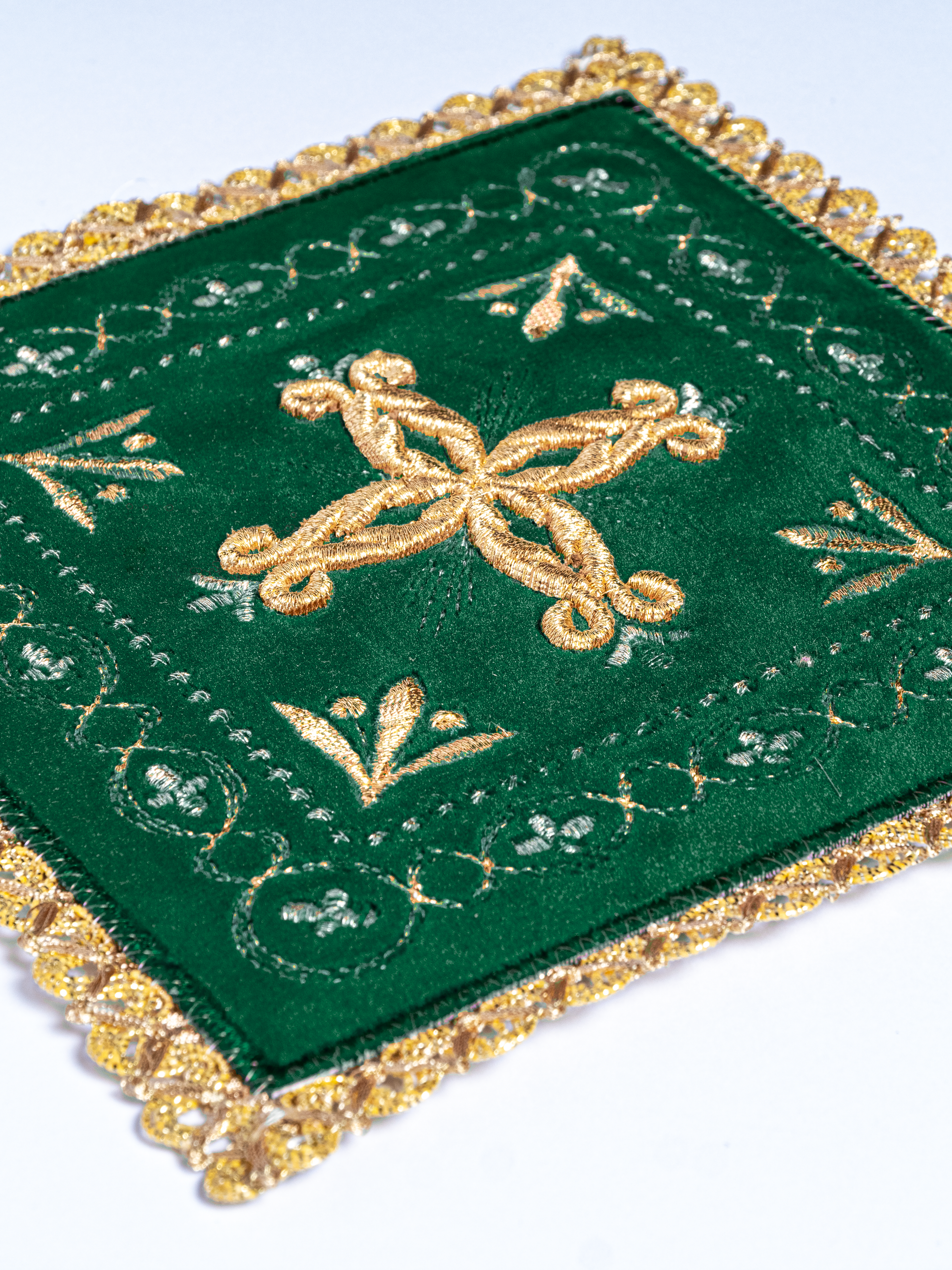 Kelchleinen aus Samt mit Goldstickerei