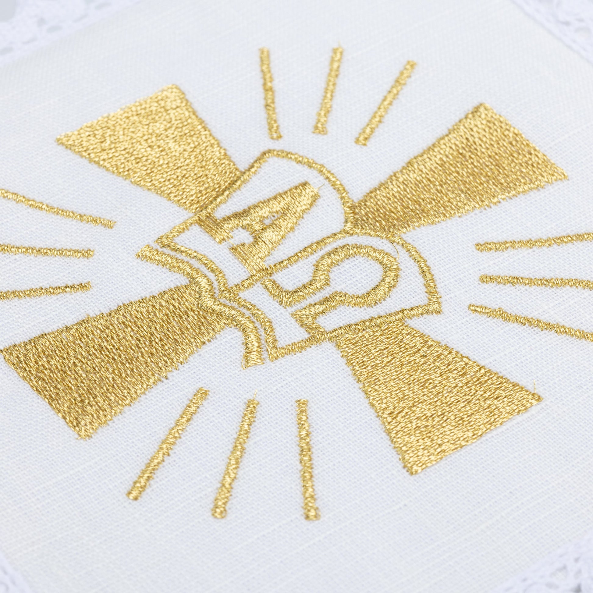 Kelch aus Leinen mit Stickerei des Kreuzes und Alpha Omega