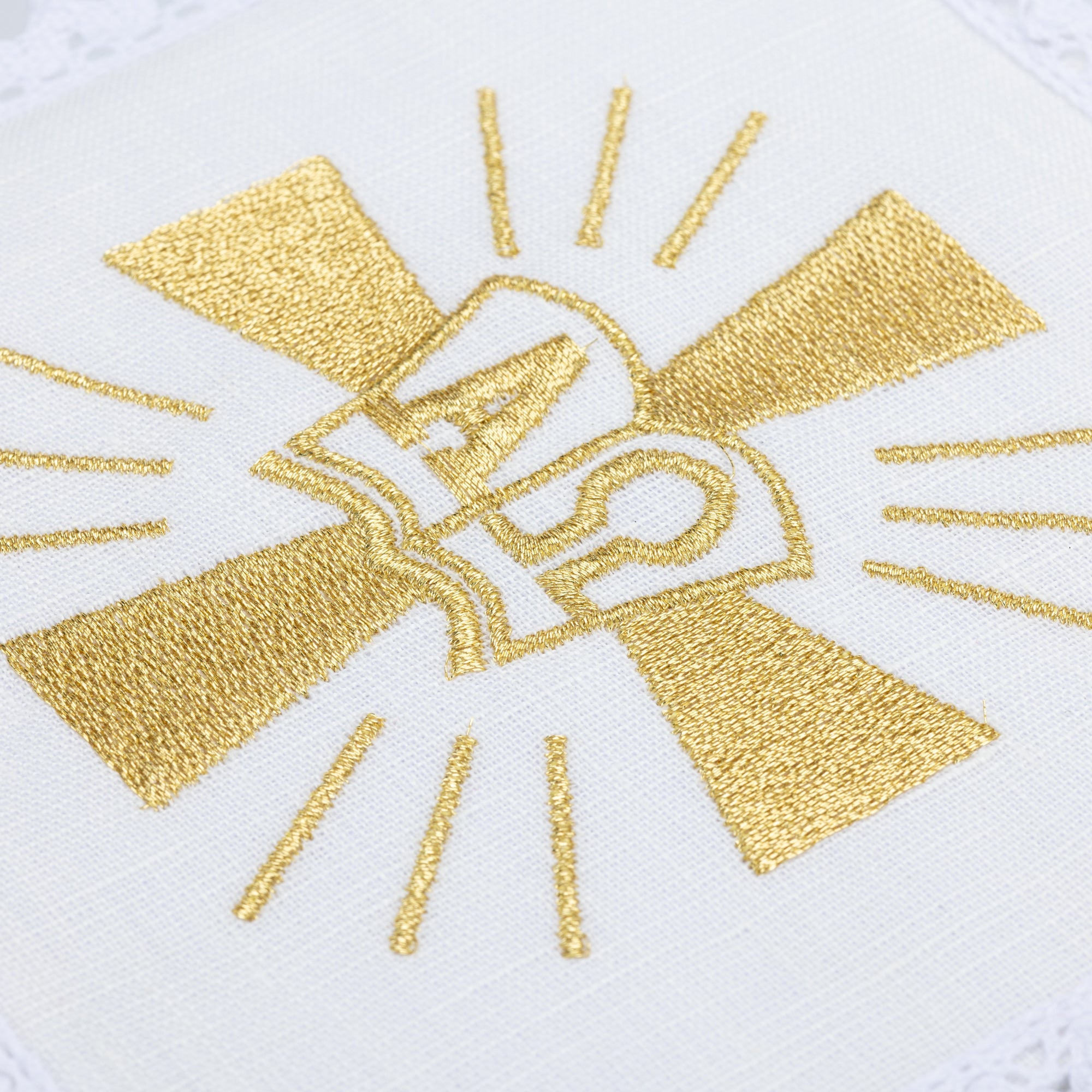 Kelch aus Leinen mit Stickerei des Kreuzes und Alpha Omega