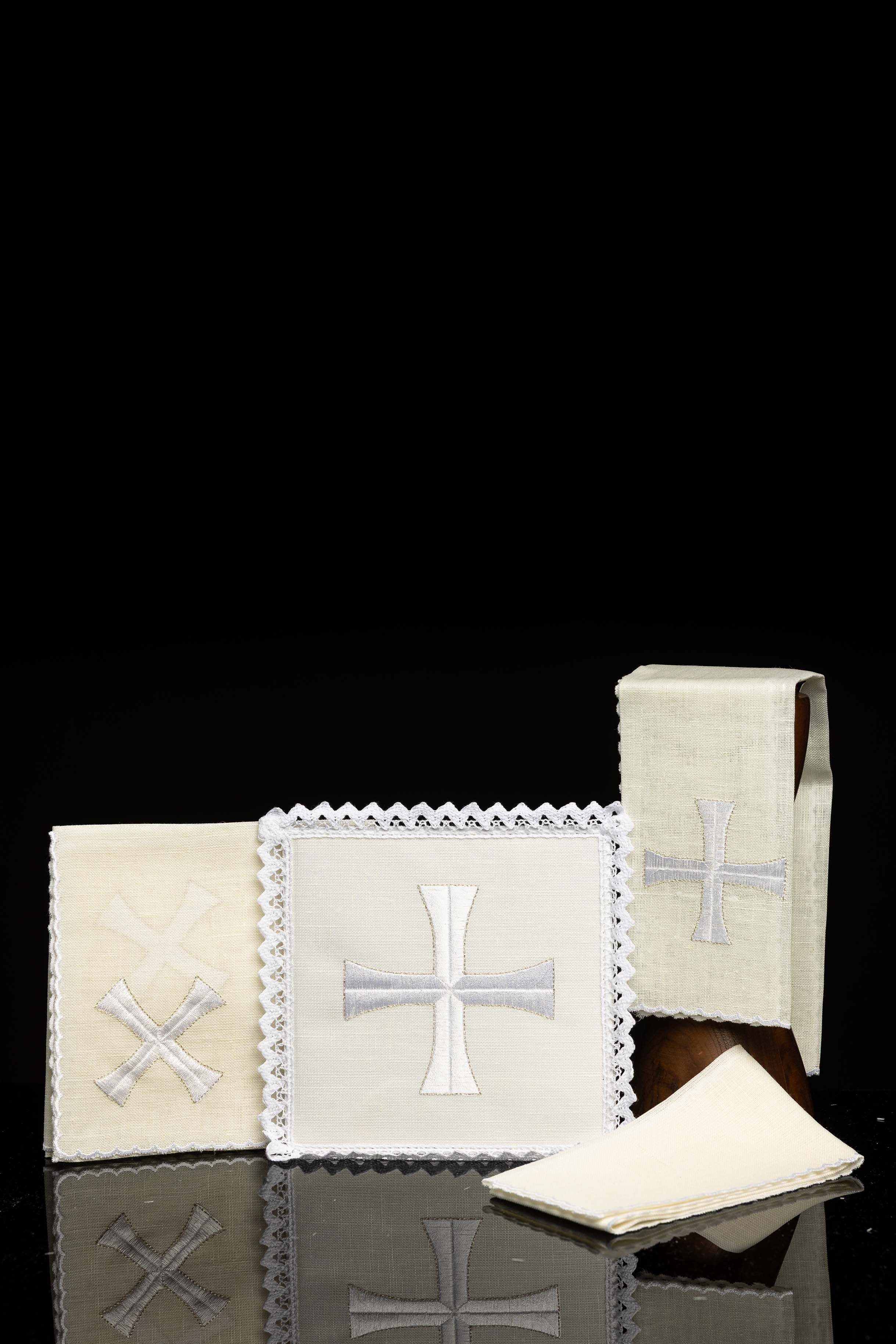 Kelchwäsche-Set in Weiß mit Silberkreuz und Spitzenrand