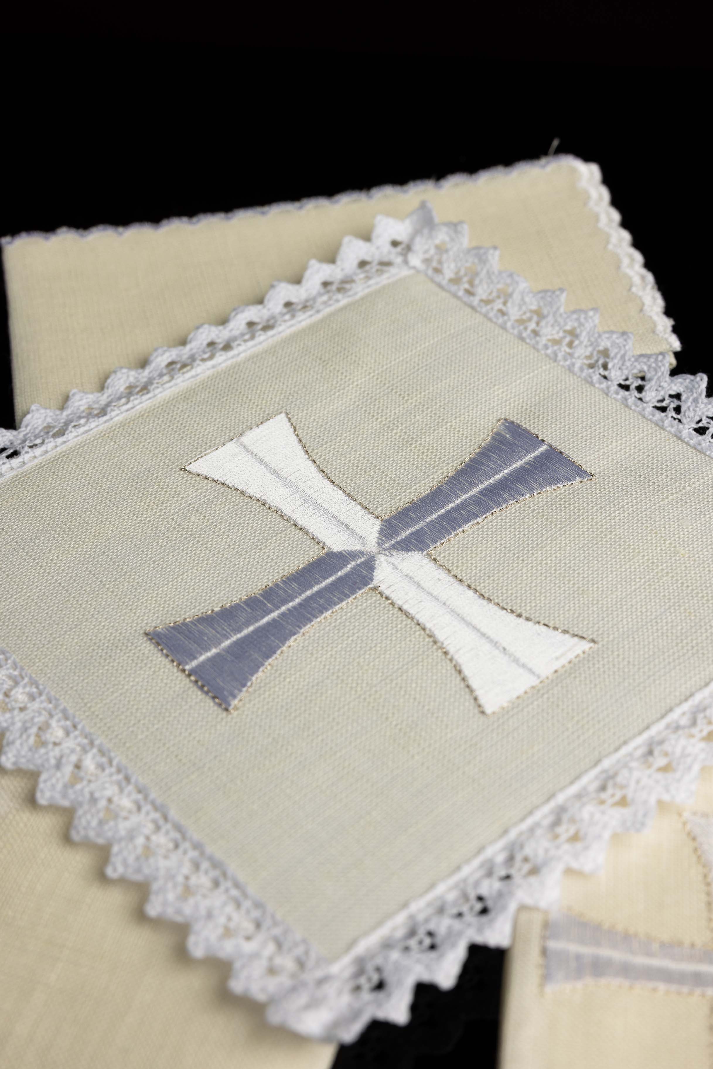 Kelchwäsche-Set in Weiß mit Silberkreuz und Spitzenrand
