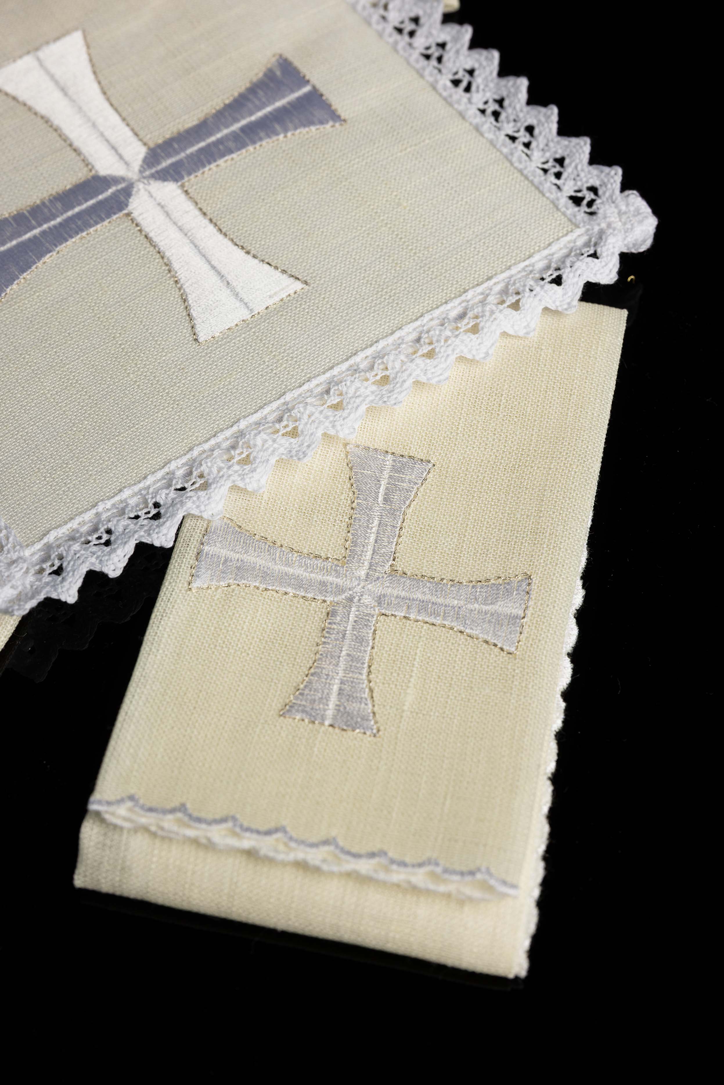 Kelchwäsche-Set in Weiß mit Silberkreuz und Spitzenrand