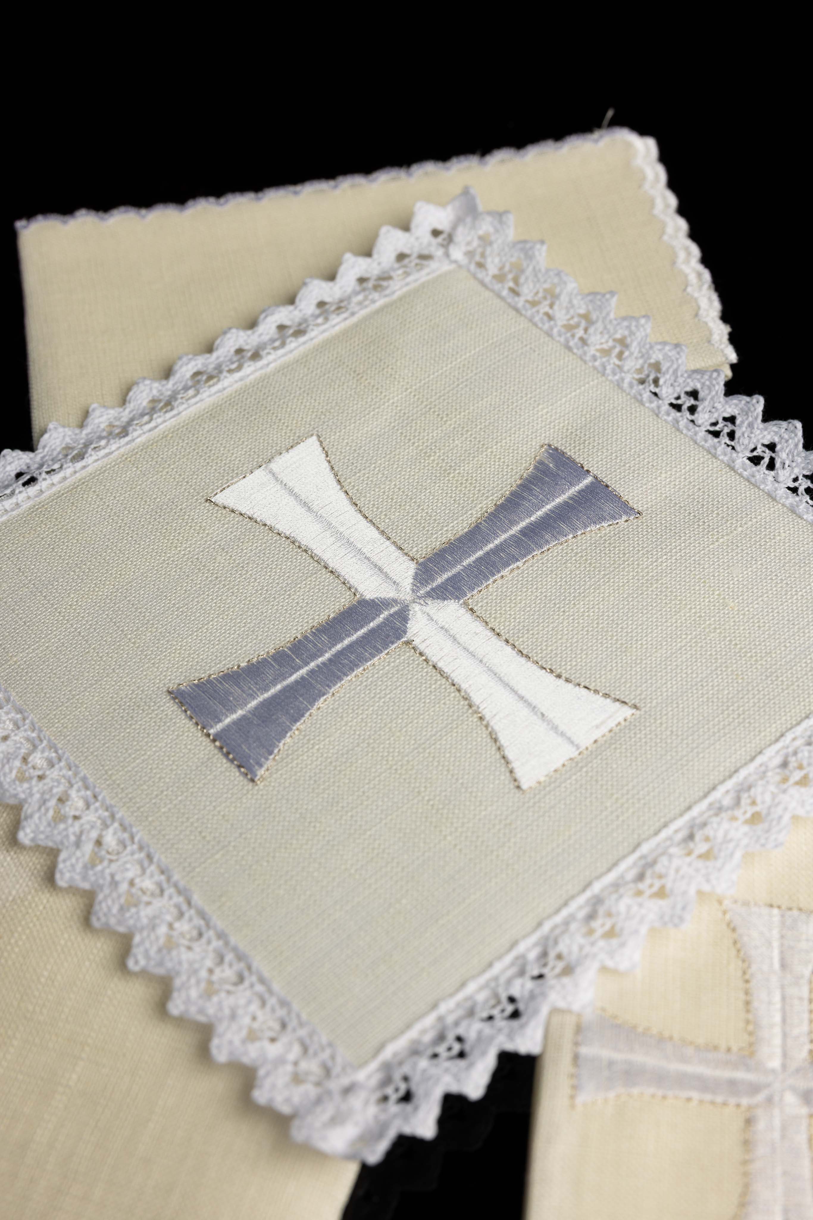 Kelchwäsche-Set in Weiß mit Silberkreuz und Spitzenrand